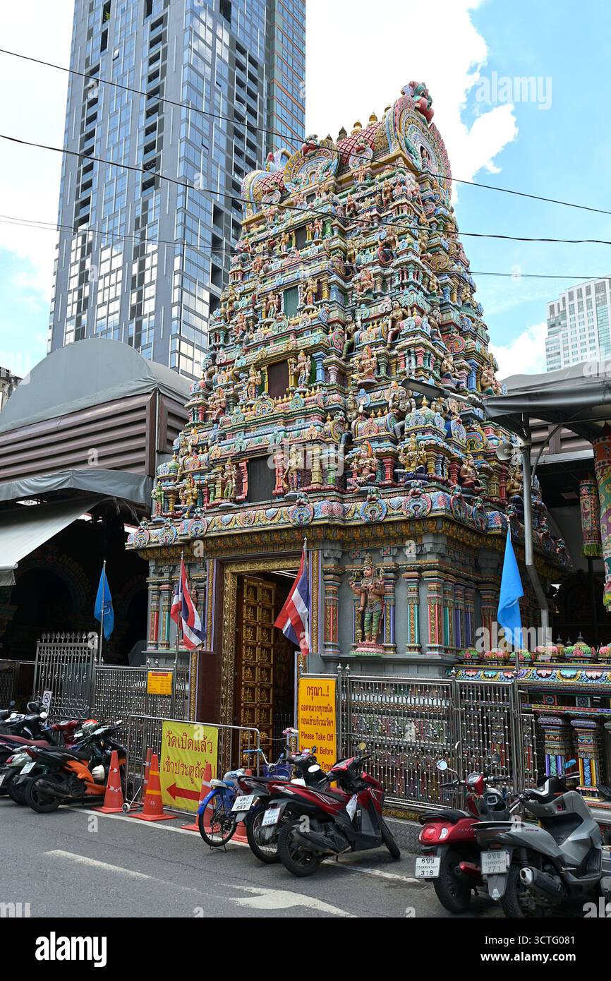 Vista laterale dell'ornata torre d'ingresso o del gopruam del Tempio di Sri Maha Mariamman o del Wat Khaek, costruito in stile architettonico dell'India meridionale, Bangkok Foto Stock
