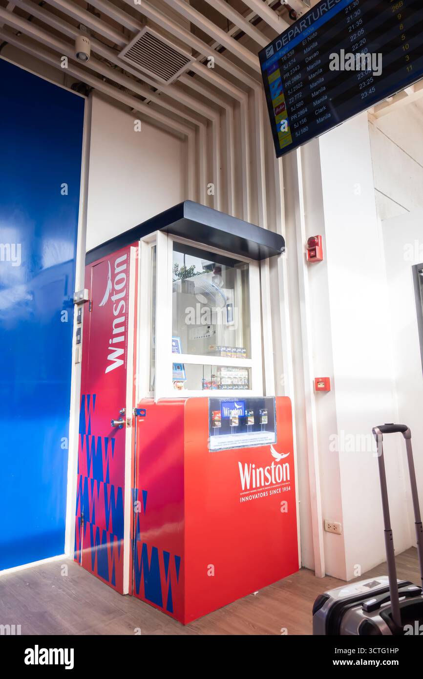 Winston sigarette self service kiosk, un distributore automatico di sigarette, aeroporto di Manila, Filippine Foto Stock