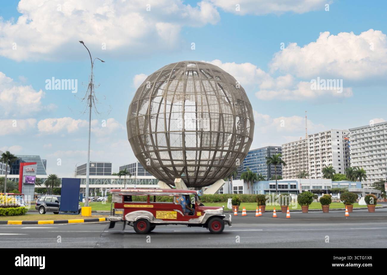 Globe Rotunda, un punto di riferimento situato a Pasay City, Metro Manila, Filippine, di fronte al SM Mall of Asia Foto Stock