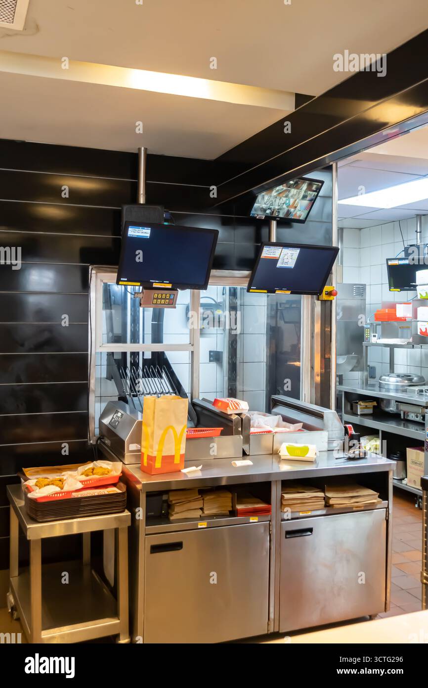 Cucina fast-food al McDonald's, Manila, Filippine, con un sistema di camerieri, un piccolo ascensore per il trasporto merci Foto Stock