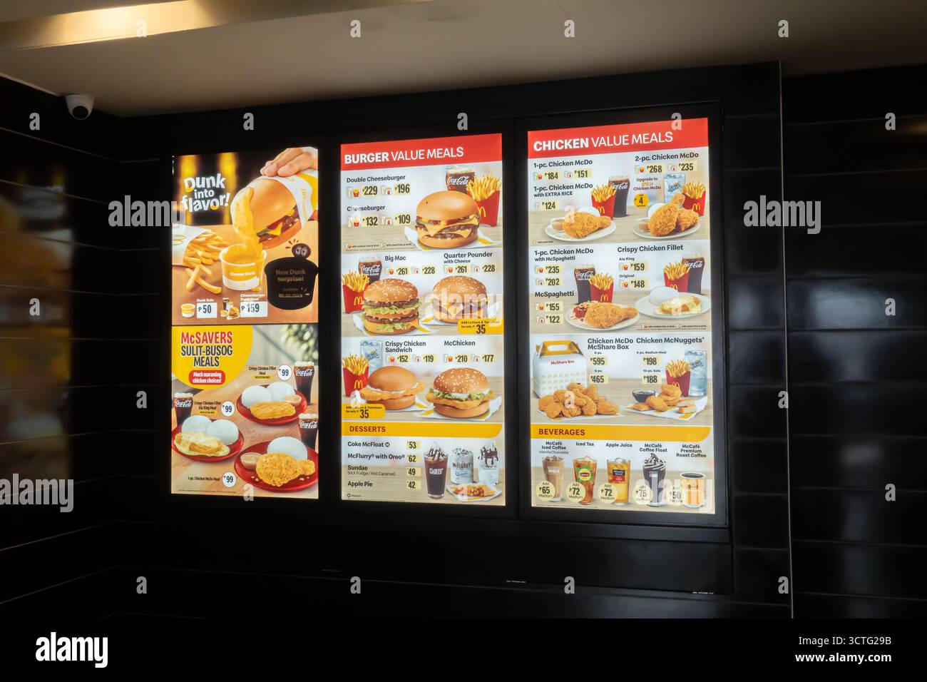 Menu da un ristorante McDonald's. Il menu propone diversi piatti di valore, tra cui pollo e hamburger. Manila, Filippine Foto Stock