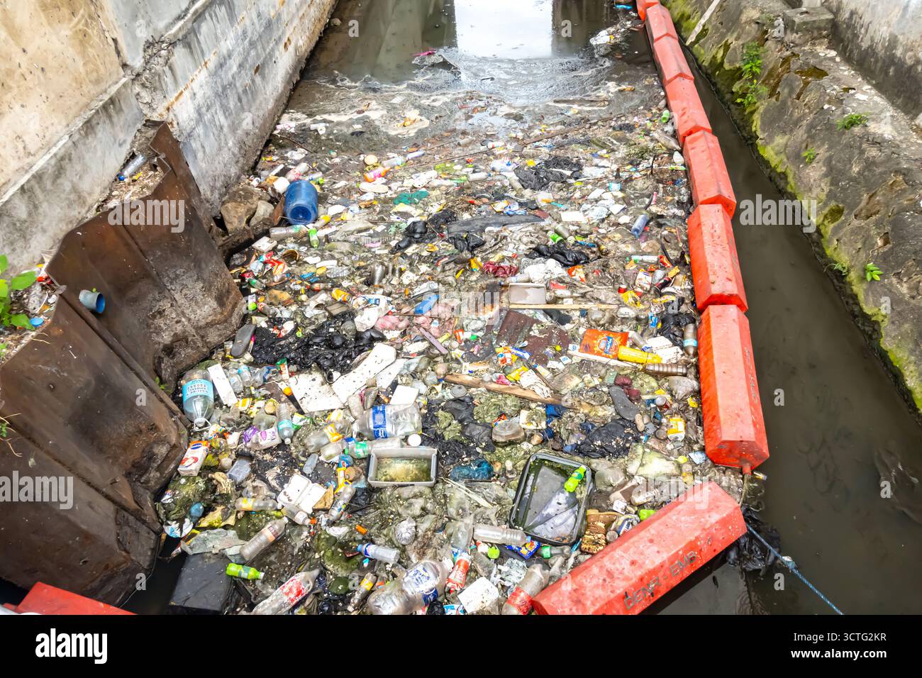 Una grande quantità di plastica e spazzatura inquinano un canale navigabile a Baguio, nelle Filippine Foto Stock