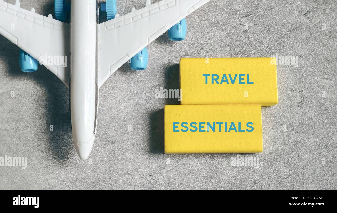 Testo di base del viaggio su blocchi di legno gialli accanto all'ala del modello di aeroplano Foto Stock