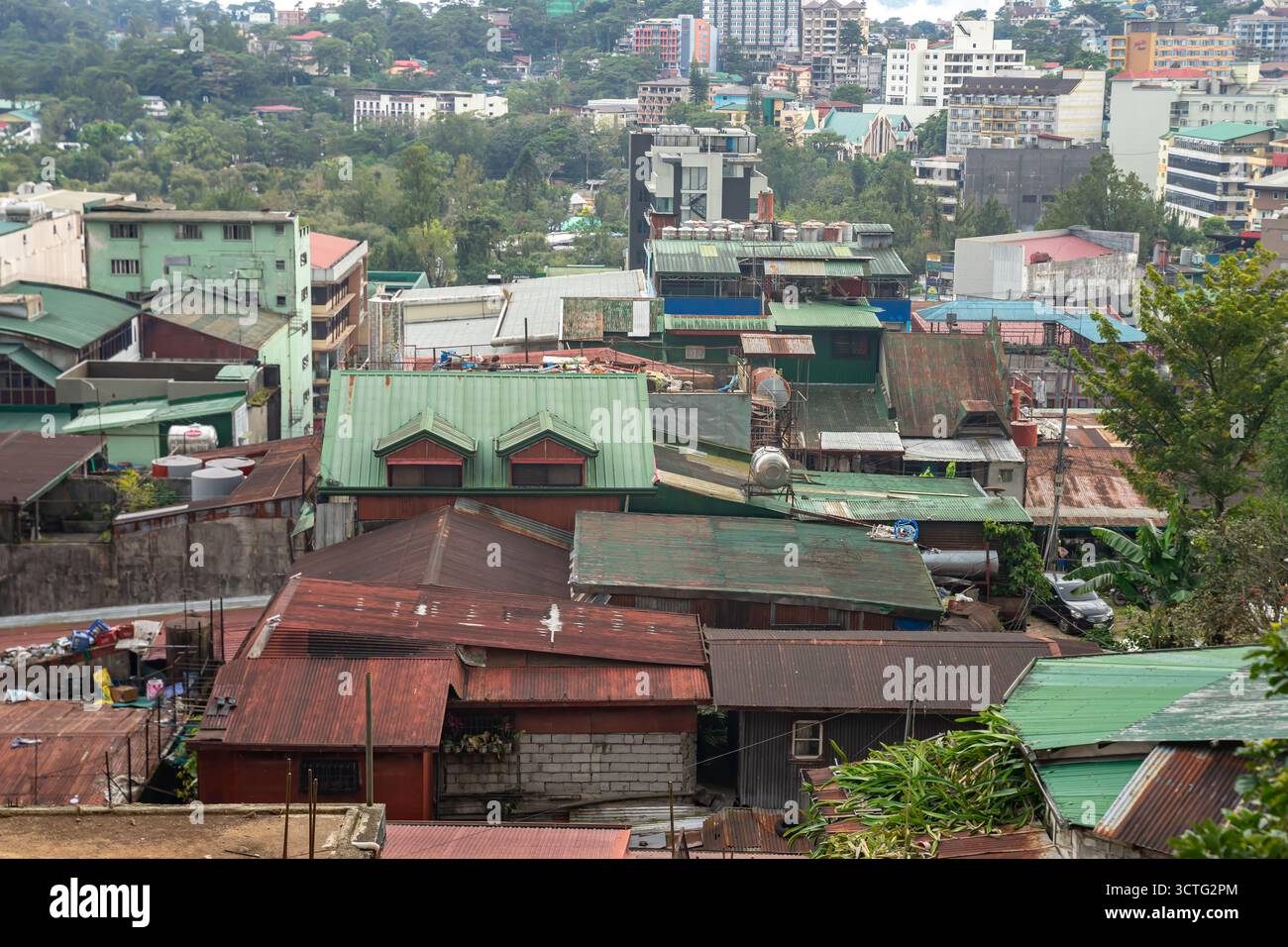Vista sopraelevata dei tetti di Baguio City, situato sull'isola di Luzon nelle Filippine. Foto Stock