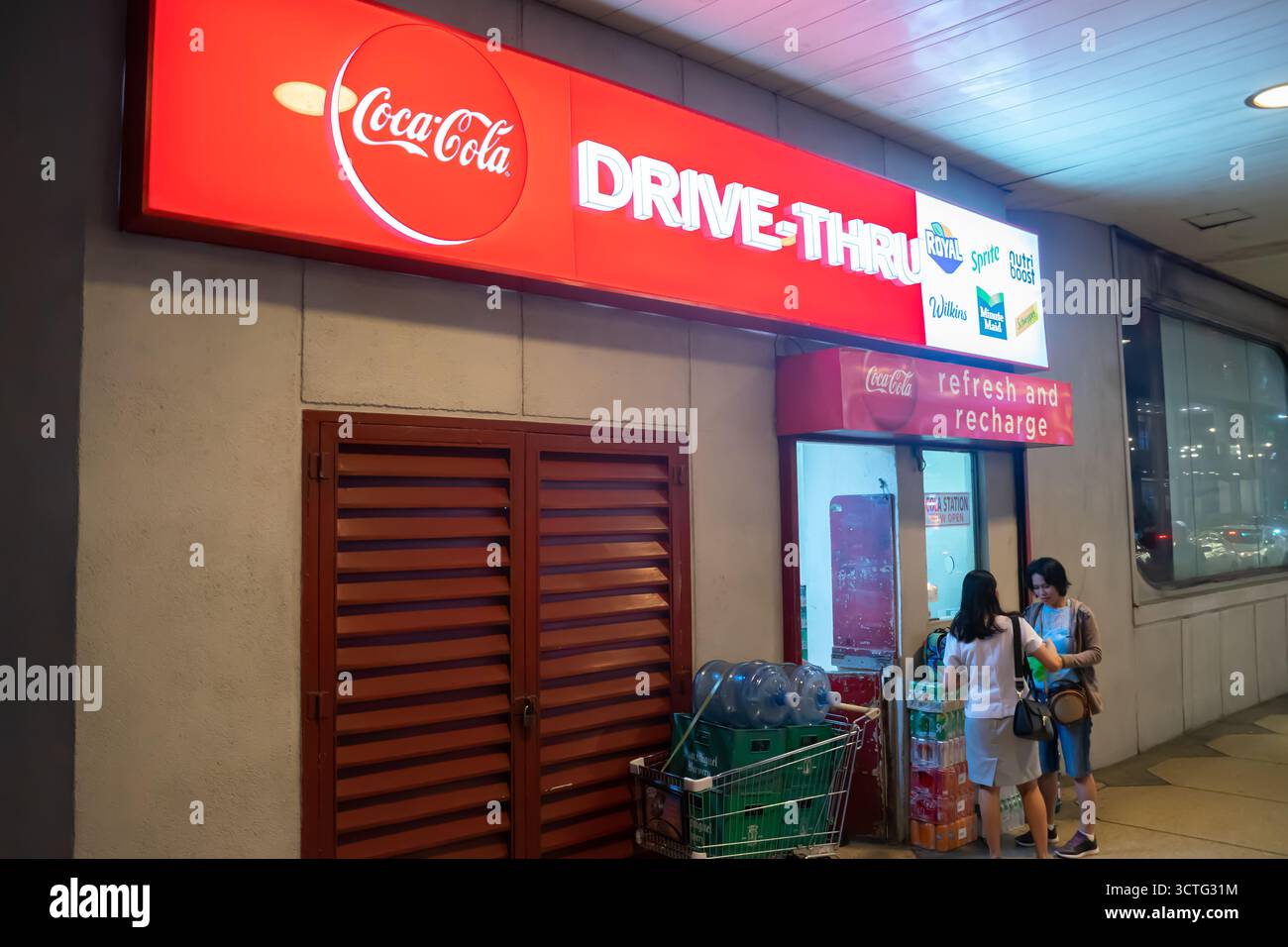 Punto di ristoro e ricarica Coca-Cola "Drive-Thru", Manila, Filippine Foto Stock
