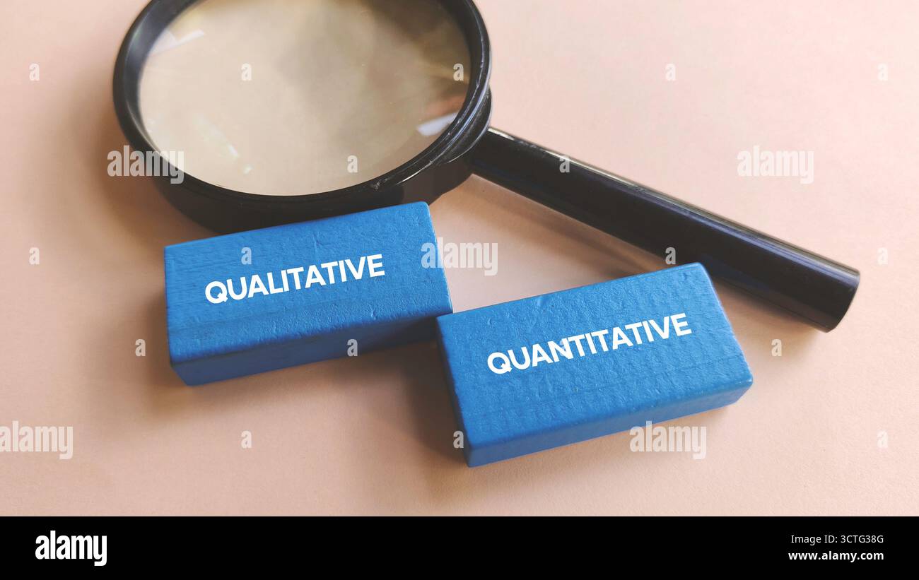 Lente di ingrandimento focalizzata sui blocchi di testo qualitativi e quantitativi che rappresentano metodi di ricerca e analisi dei dati Foto Stock