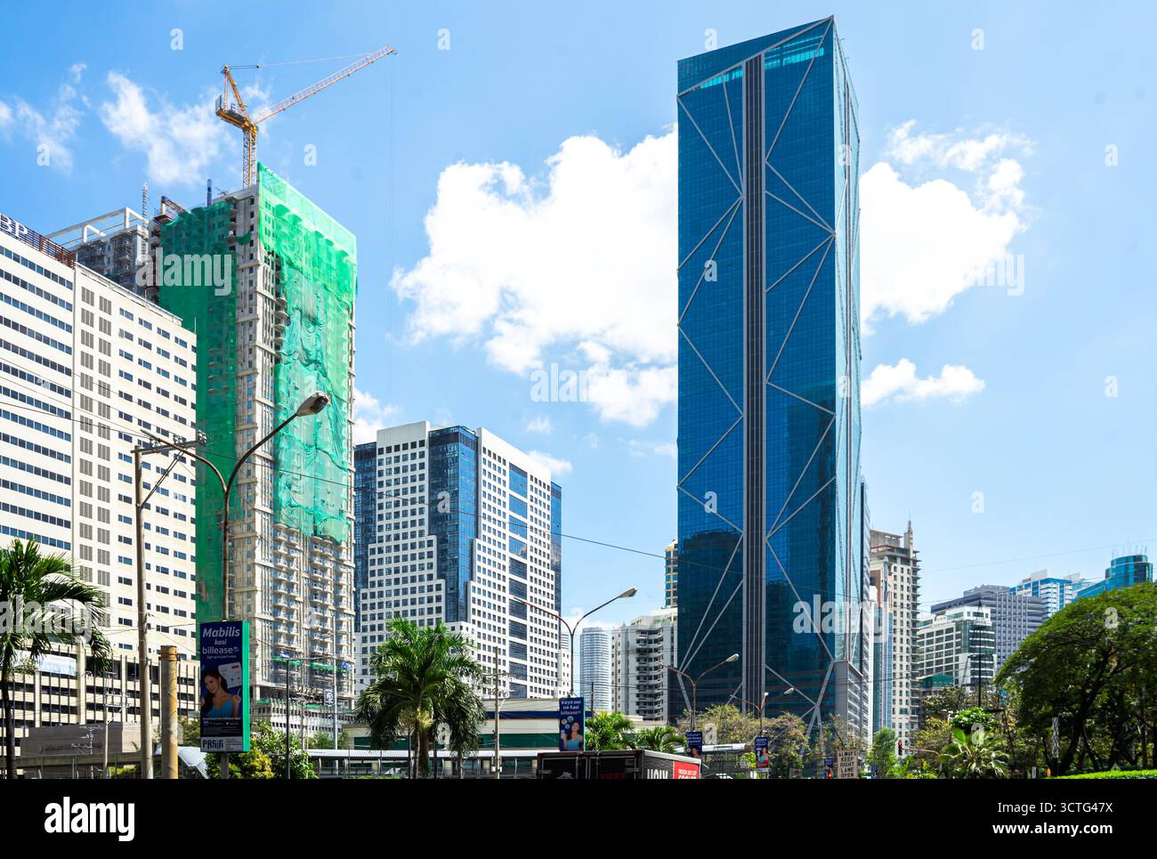 The Exchange Square Plaza, un edificio commerciale e per uffici a 51 piani, San Miguel Avenue, Ortigas Center, San Antonio, Pasig. Manila, Filippine Foto Stock