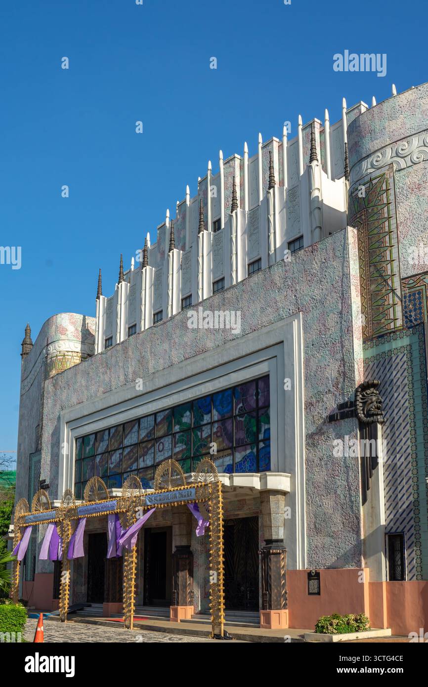 Il Metropolitan Theater, abbreviato come MET, è uno storico edificio in stile Art Deco filippino situato in Plaza Lawton a Ermita, Manila, Filippine Foto Stock