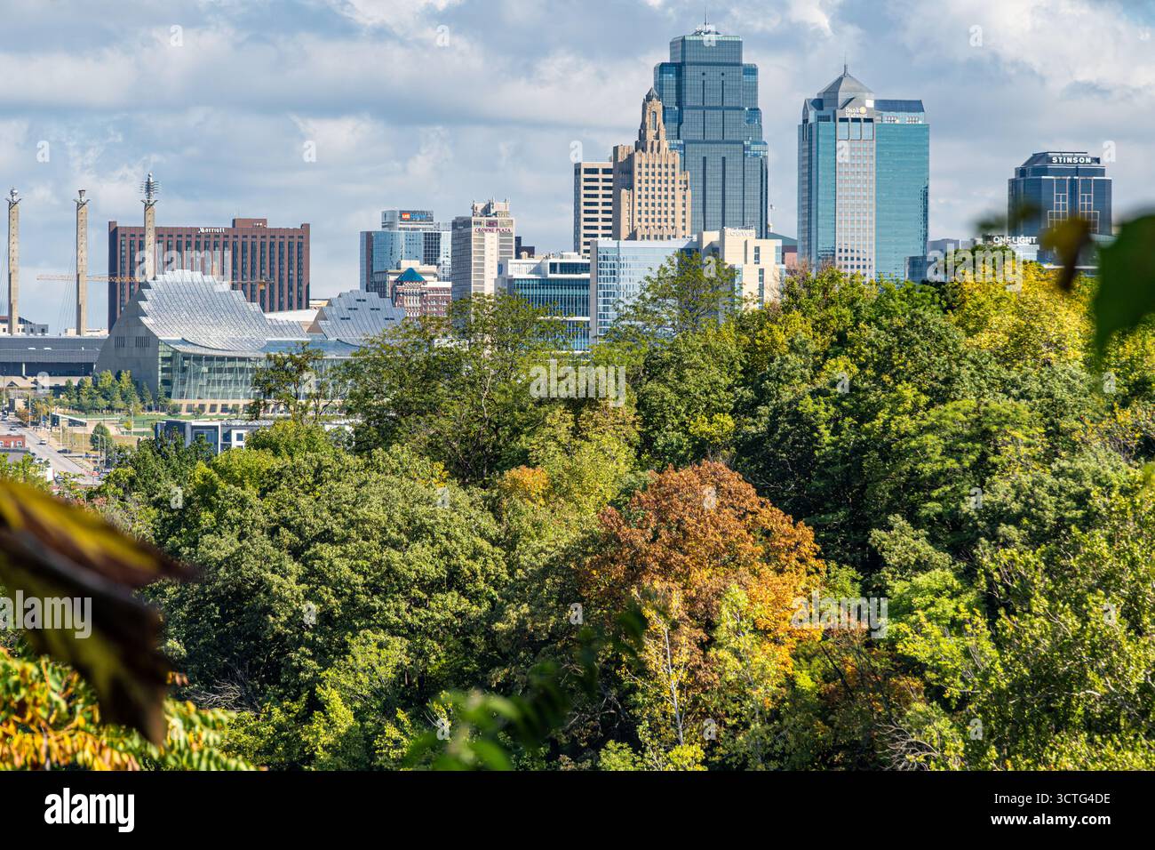 Vista di Kansas City, Missouri, skyline dal Penn Valley Park. (USA) Foto Stock