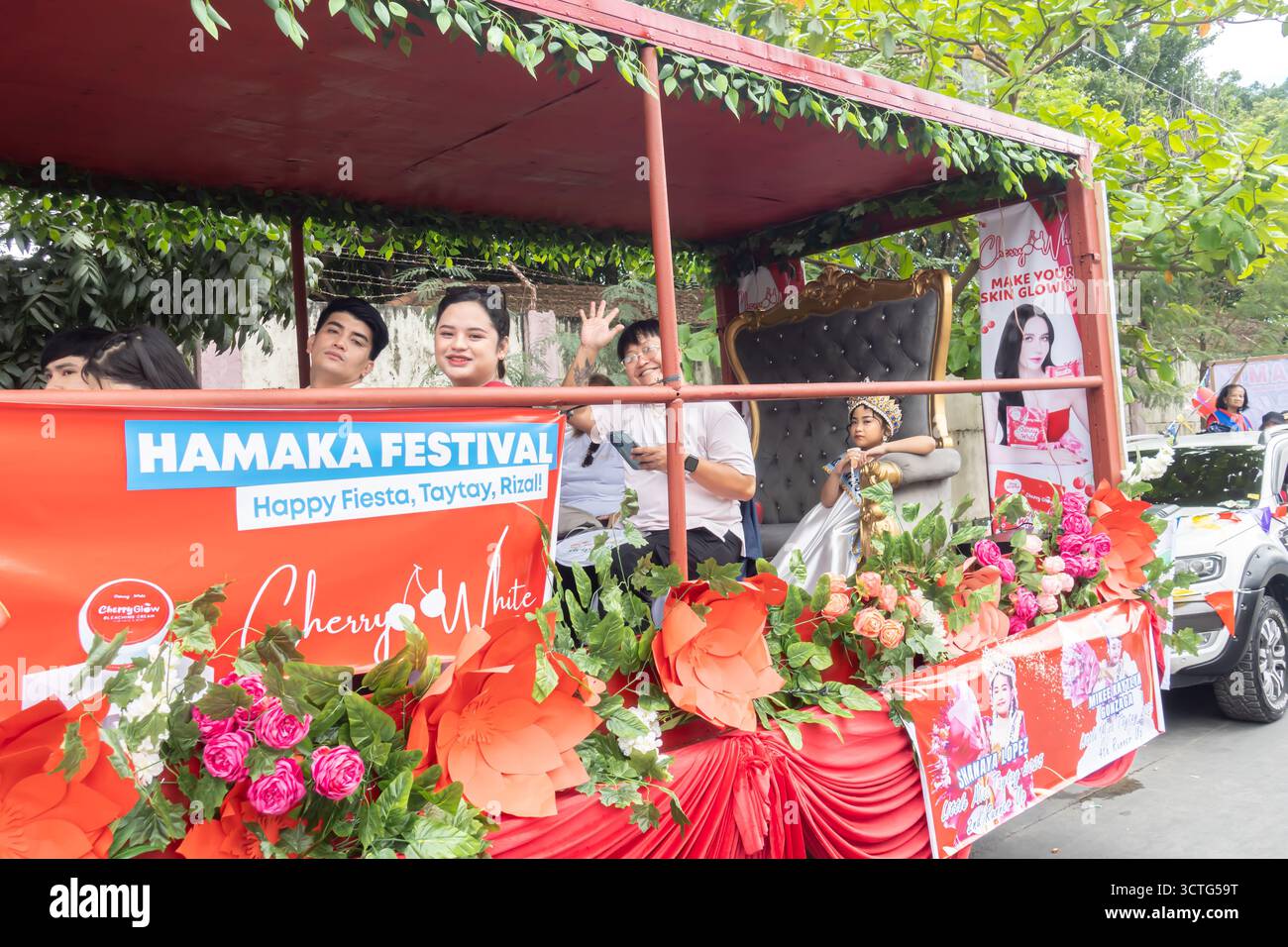 Vincitore del concorso Princess in macchina, sfilata al festival Hamaka, Taytay, Rizal, Filippine Foto Stock