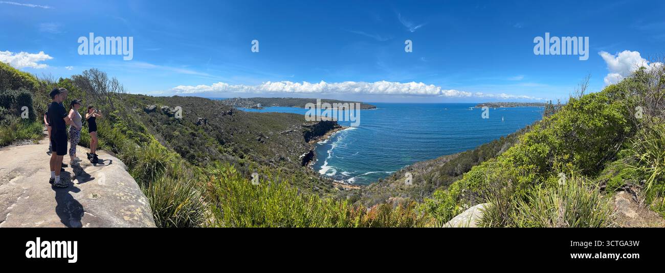 La famiglia gode della vista delle teste del porto di Sydney, Dobroyd Head, Manly Scenic Walk, Sydney, NSW, Australia. No MR o PR - Immagine stock catturata con smartphone