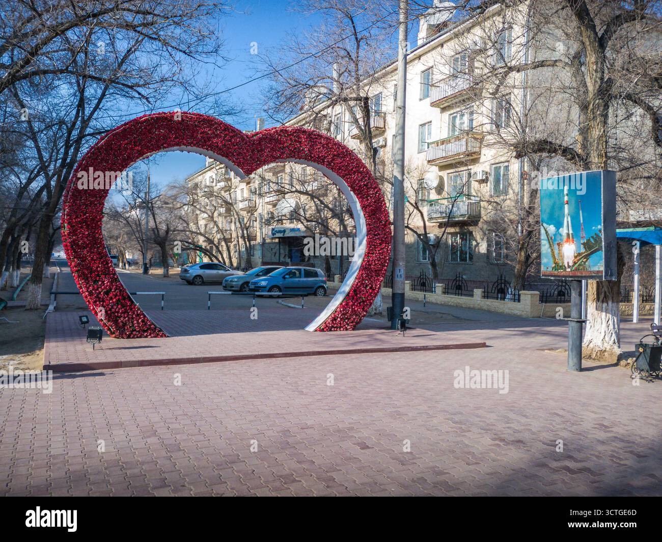 Decorazioni artistiche sui sentieri pedonali di Baikonur, Kazakistan. Foto Stock