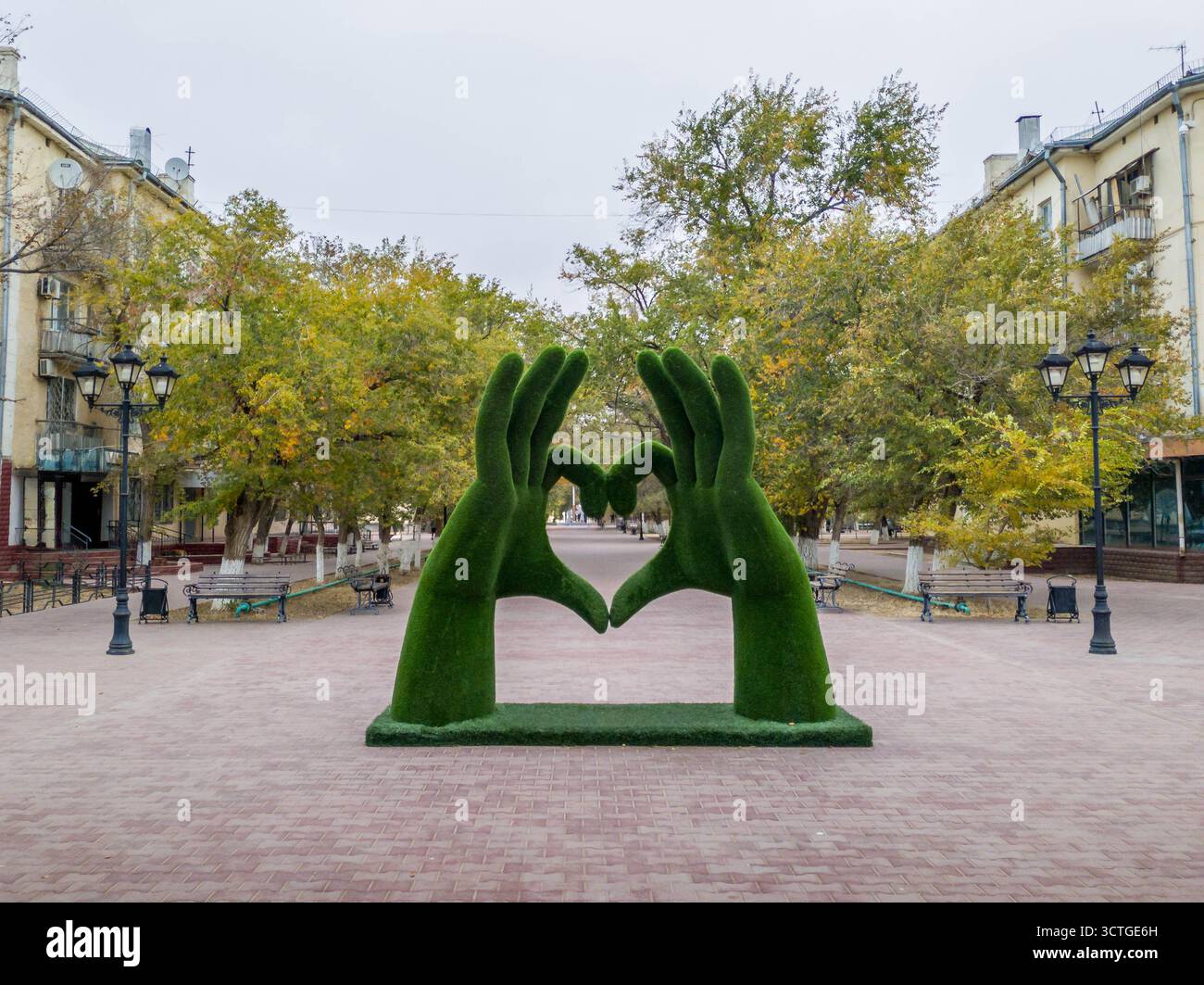 Decorazioni artistiche sui sentieri pedonali di Baikonur, Kazakistan. Foto Stock
