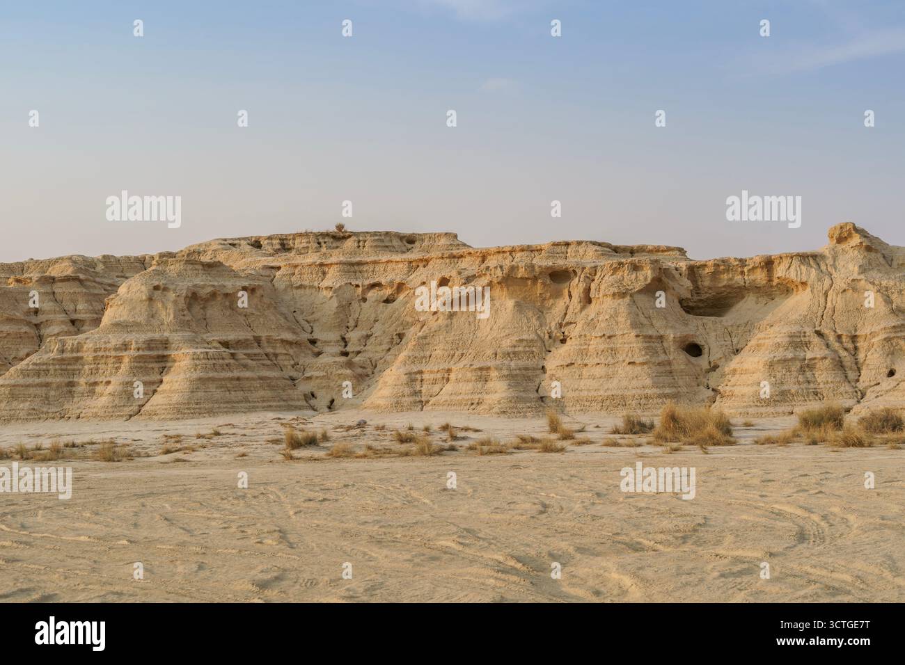 Scogliere di arenaria erose con formazioni di grotte nel deserto di Bardenas Reales, Navarra, Spagna, rocce sedimentarie stratificate, modelli di erosione naturale, sabbia Foto Stock
