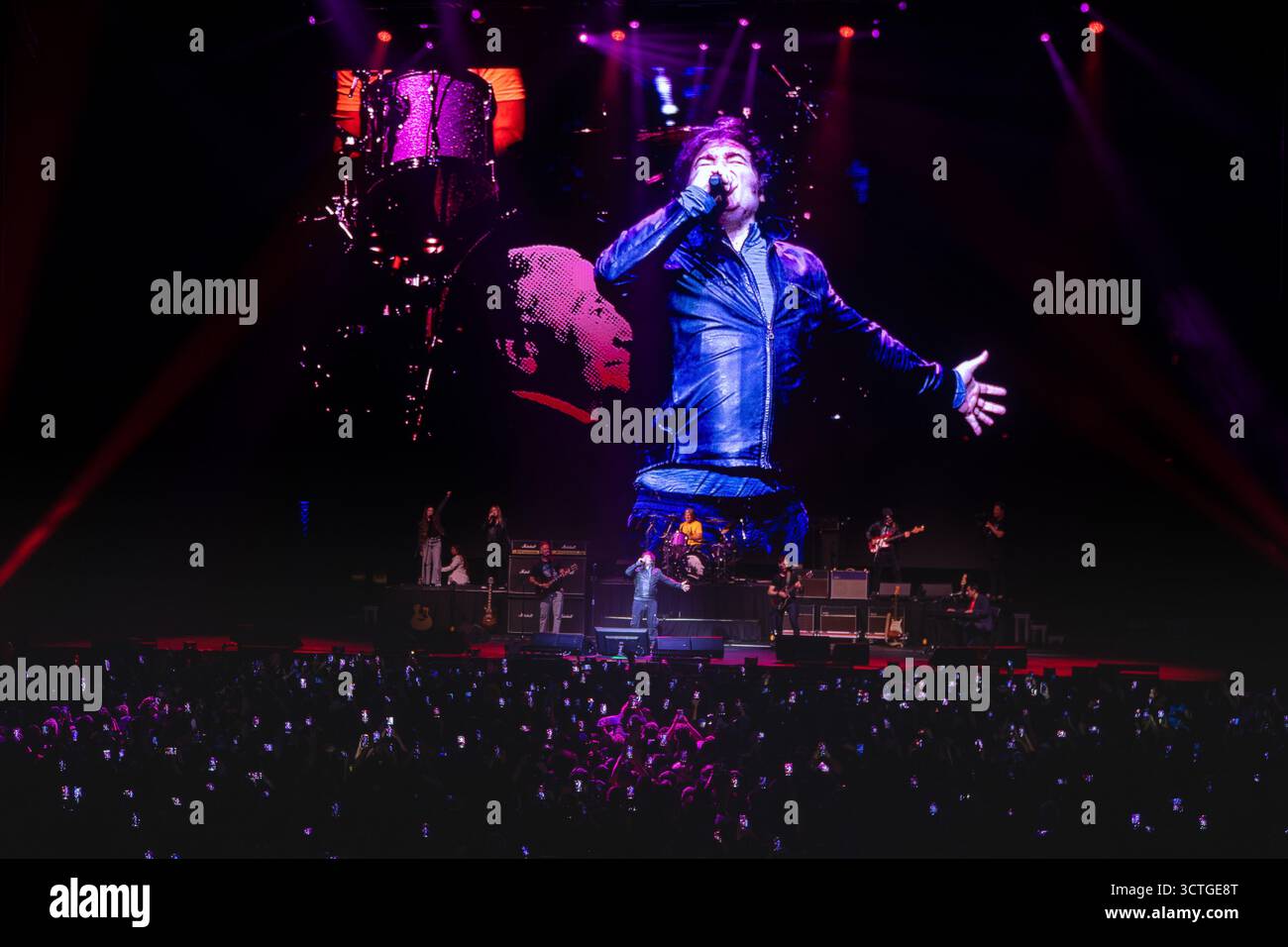 Buenos Aires, Argentina. Il presidente argentino sale sul palco e si comporta come una rock star durante la presentazione del suo ultimo libro alla Movistar Arena di Buenos Aires. 6 ottobre. 2025 crediti Guillermo Castro credito: Guillermo Castro/Alamy Live News Foto Stock