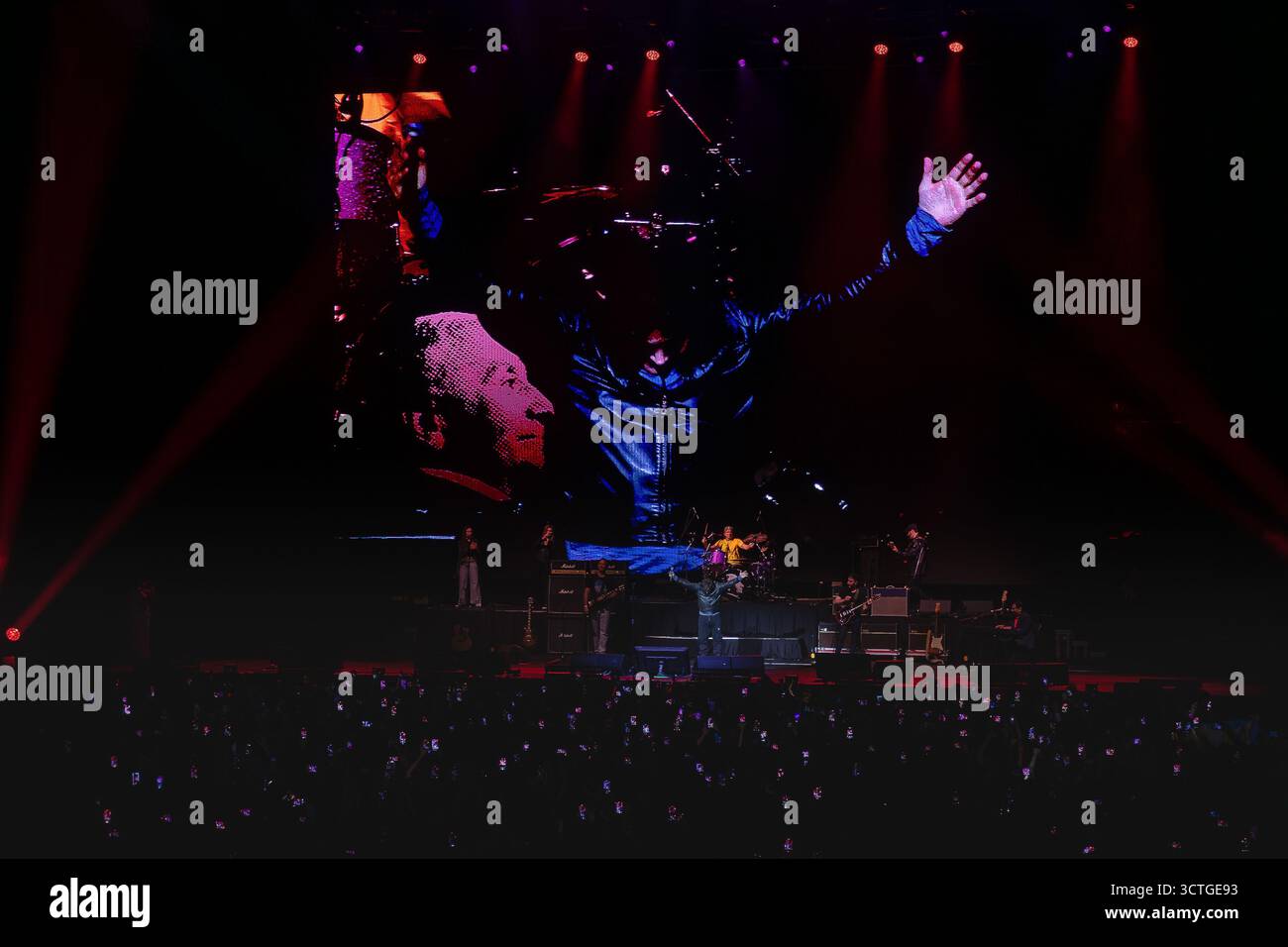 Buenos Aires, Argentina. Il presidente argentino sale sul palco e si comporta come una rock star durante la presentazione del suo ultimo libro alla Movistar Arena di Buenos Aires. 6 ottobre. 2025 crediti Guillermo Castro credito: Guillermo Castro/Alamy Live News Foto Stock