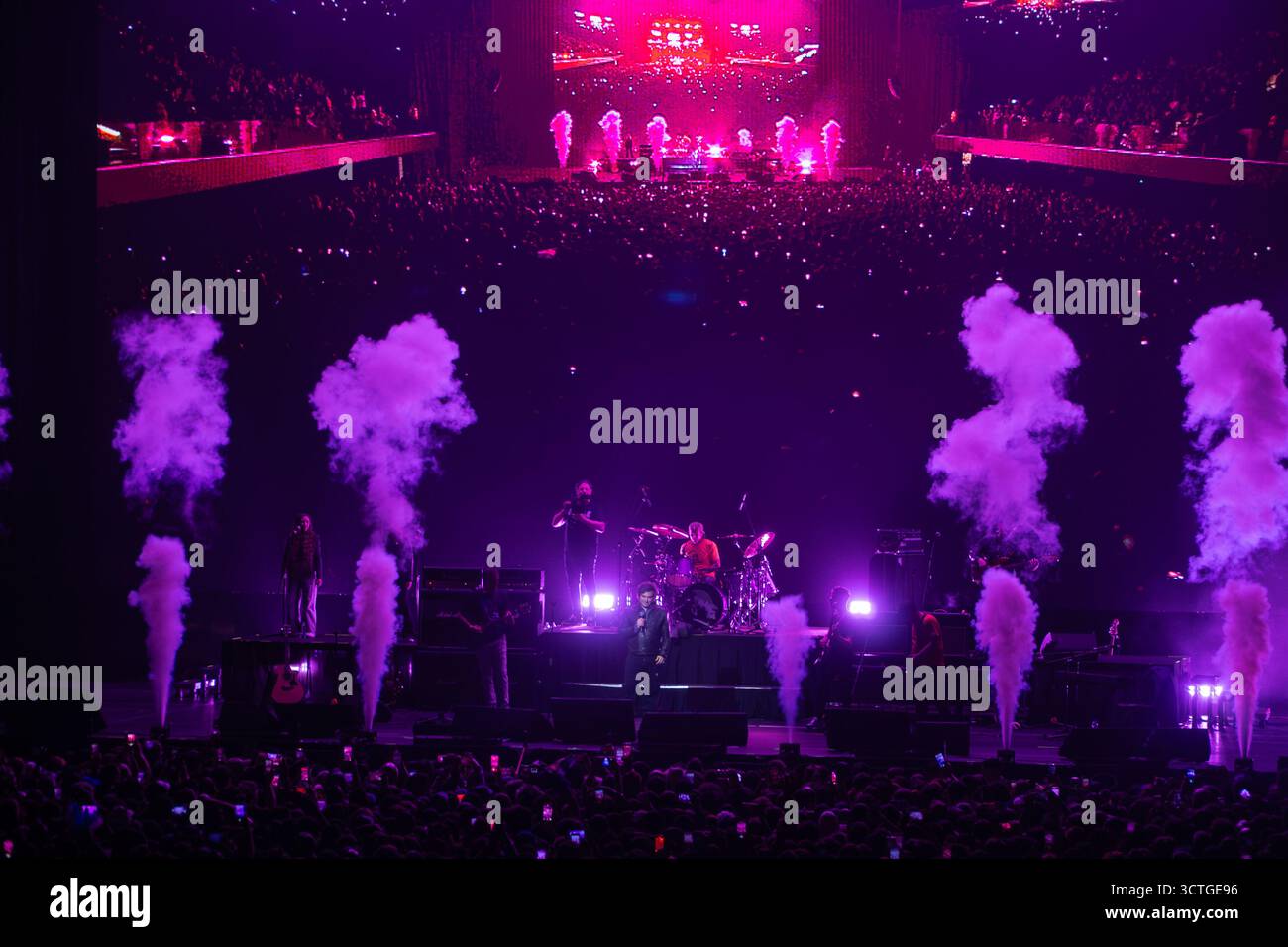 Buenos Aires, Argentina. Il presidente argentino sale sul palco e si comporta come una rock star durante la presentazione del suo ultimo libro alla Movistar Arena di Buenos Aires. 6 ottobre. 2025 crediti Guillermo Castro credito: Guillermo Castro/Alamy Live News Foto Stock