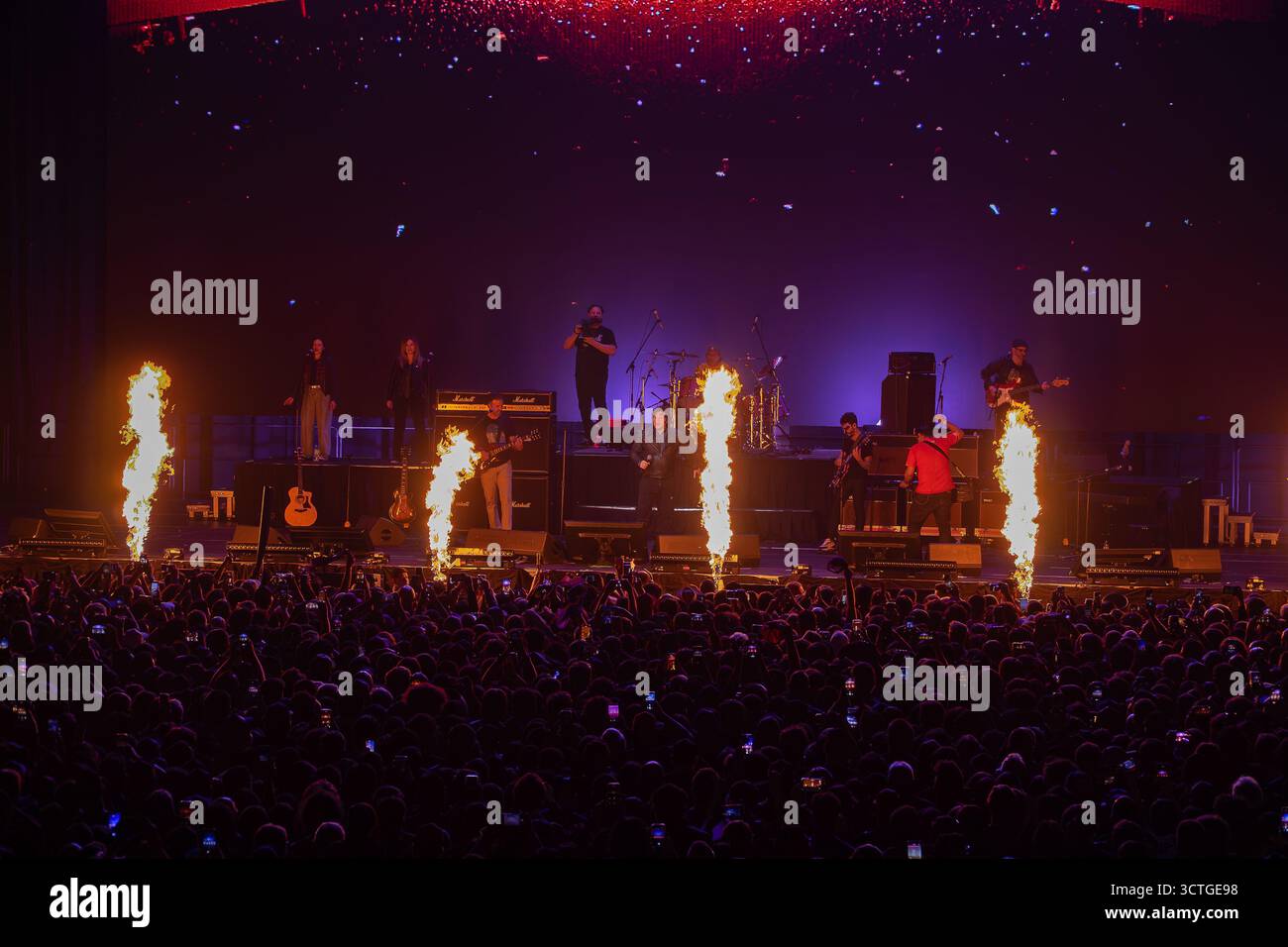 Buenos Aires, Argentina. Il presidente argentino sale sul palco e si comporta come una rock star durante la presentazione del suo ultimo libro alla Movistar Arena di Buenos Aires. 6 ottobre. 2025 crediti Guillermo Castro credito: Guillermo Castro/Alamy Live News Foto Stock