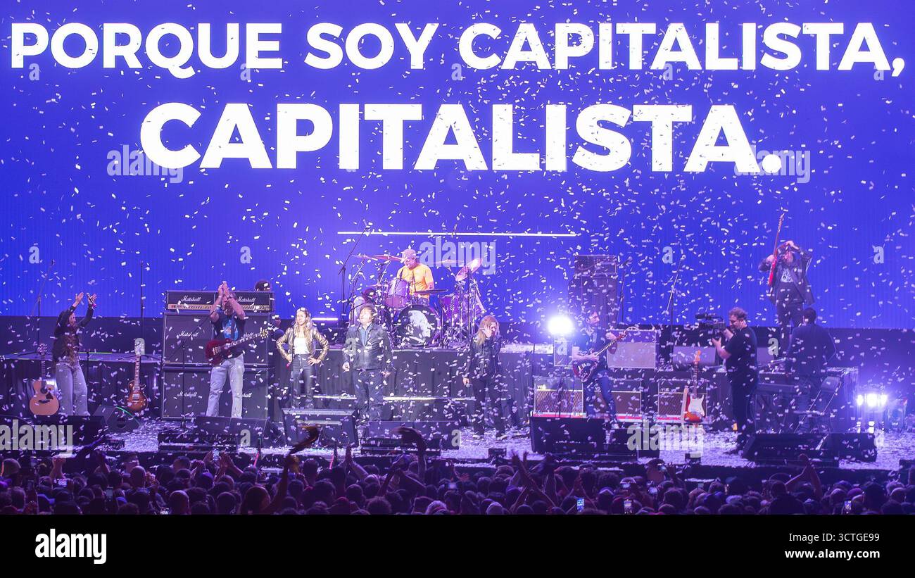 Buenos Aires, Argentina. Il presidente argentino sale sul palco e si comporta come una rock star durante la presentazione del suo ultimo libro alla Movistar Arena di Buenos Aires. 6 ottobre. 2025 crediti Guillermo Castro credito: Guillermo Castro/Alamy Live News Foto Stock