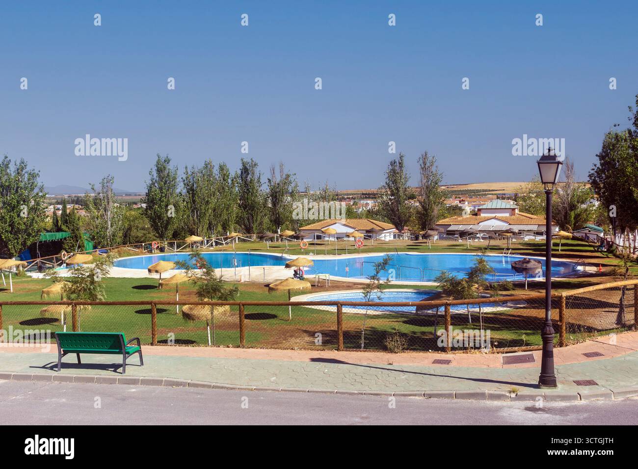 Piscina e area di svago in un campeggio rurale a Humilladero, Málaga, Spagna. Ideale per le vacanze estive. Foto Stock