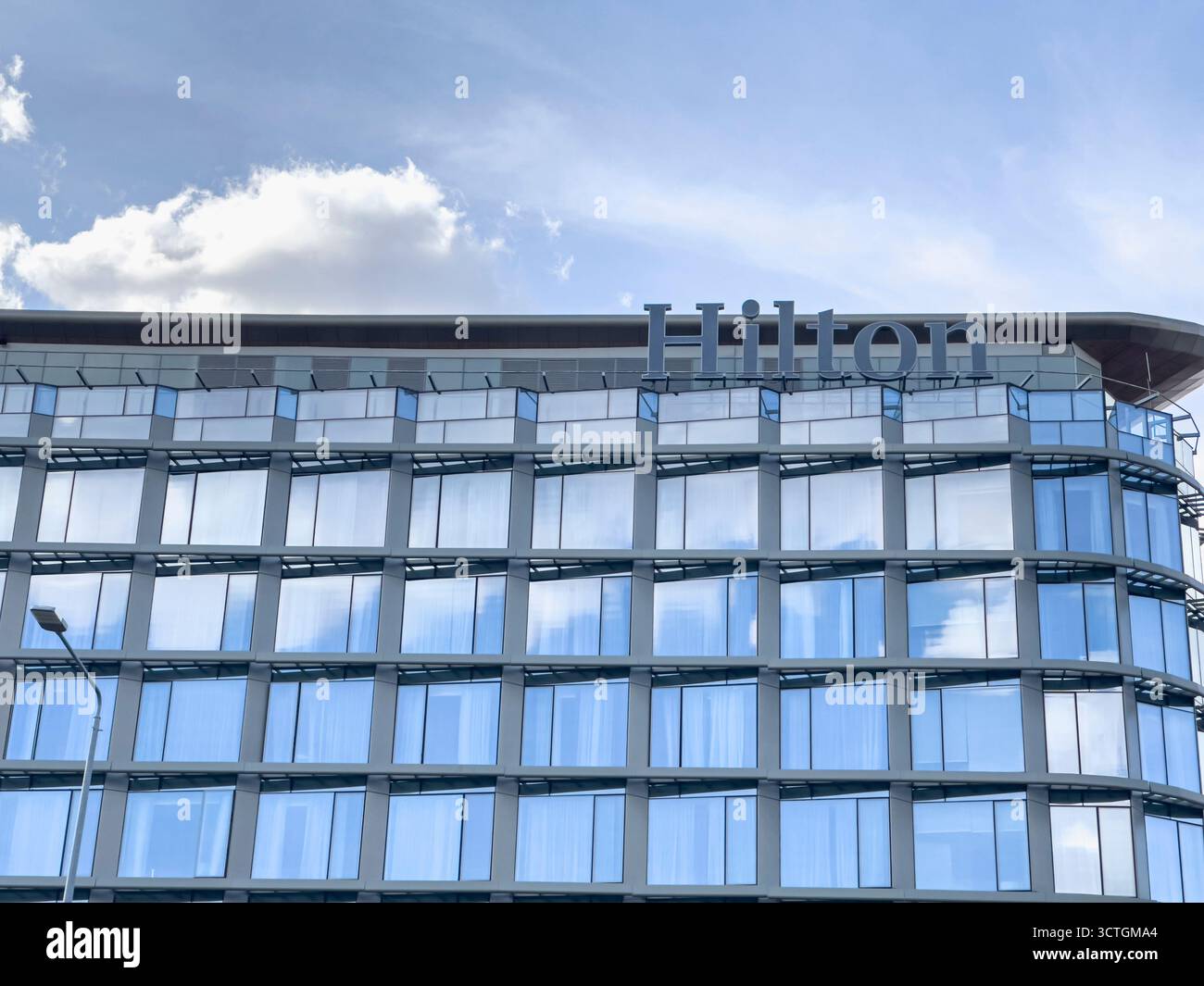 21 settembre 2025, Astana, Repubblica del Kazakistan: Moderno edificio alberghiero Hilton Foto Stock