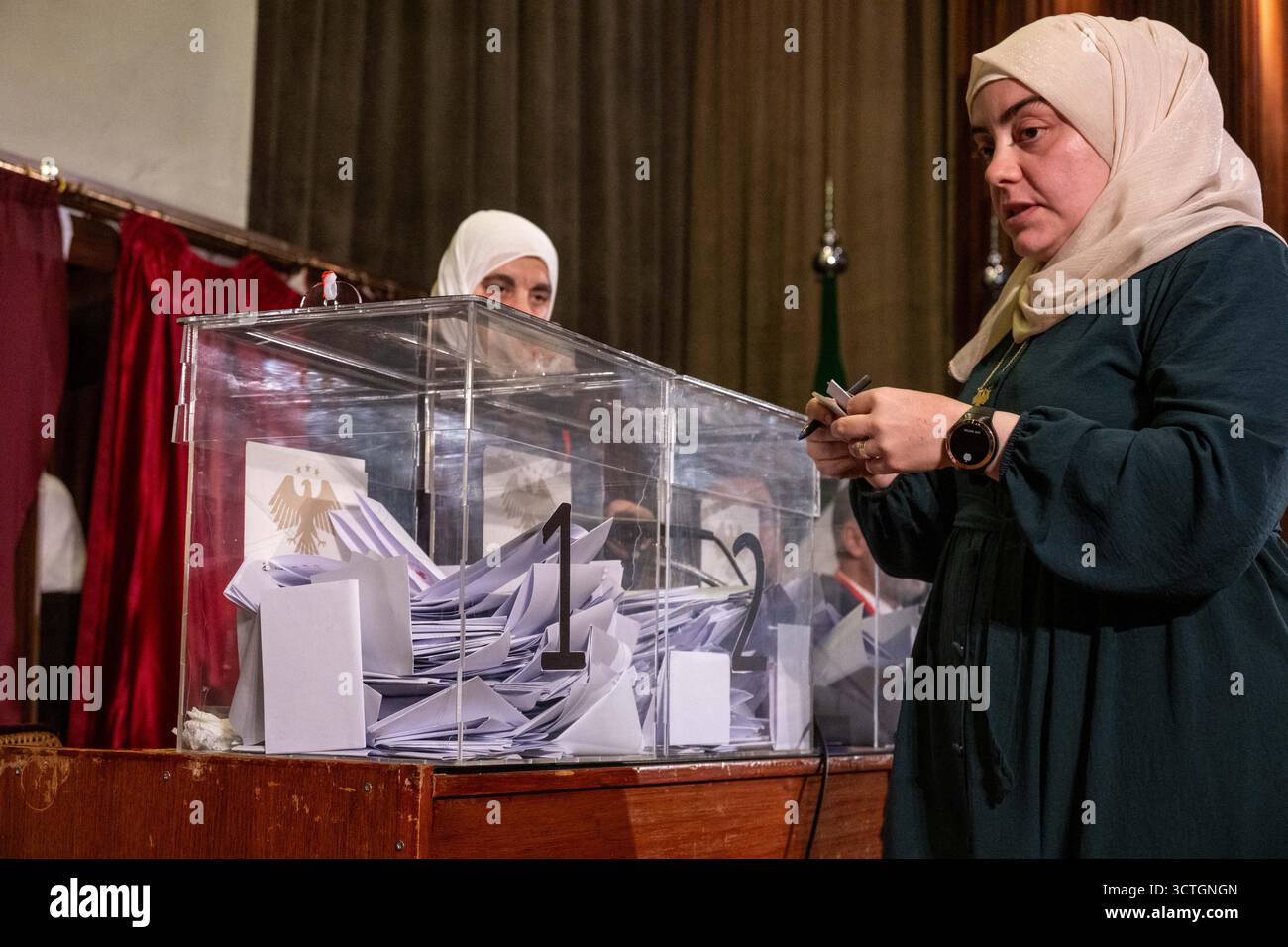 Damasco, Siria. 5 ottobre 2025. Il 5 ottobre 2025, il seggio elettorale di Damasco presso la Biblioteca Nazionale per le prime elezioni post-Assad per designare un parlamento ad interim, a Damasco, in Siria. Foto di Ammar Abd Rabbo/ABACAPRESS.COM credito: Abaca Press/Alamy Live News Foto Stock