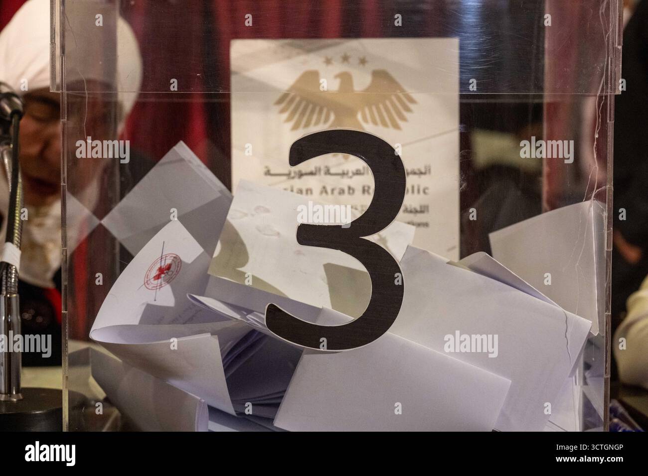 Damasco, Siria. 5 ottobre 2025. Il 5 ottobre 2025, il seggio elettorale di Damasco presso la Biblioteca Nazionale per le prime elezioni post-Assad per designare un parlamento ad interim, a Damasco, in Siria. Foto di Ammar Abd Rabbo/ABACAPRESS.COM credito: Abaca Press/Alamy Live News Foto Stock