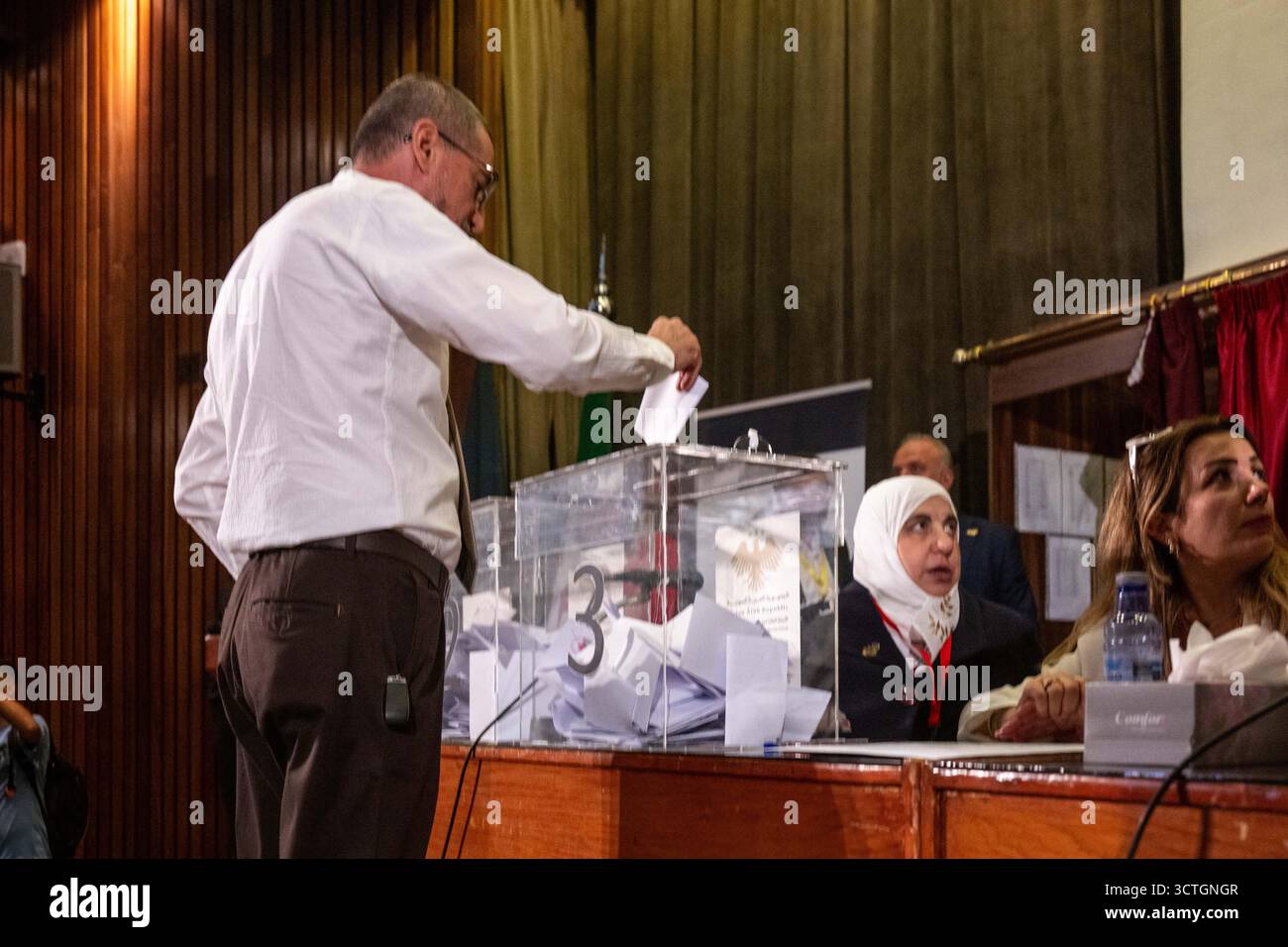 Damasco, Siria. 5 ottobre 2025. Il 5 ottobre 2025, il seggio elettorale di Damasco presso la Biblioteca Nazionale per le prime elezioni post-Assad per designare un parlamento ad interim, a Damasco, in Siria. Foto di Ammar Abd Rabbo/ABACAPRESS.COM credito: Abaca Press/Alamy Live News Foto Stock