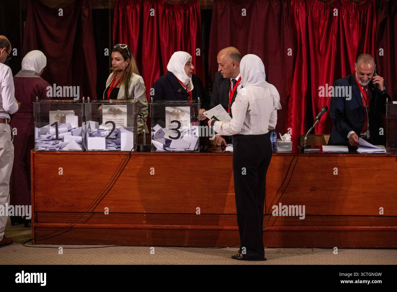 Damasco, Siria. 5 ottobre 2025. Il 5 ottobre 2025, il seggio elettorale di Damasco presso la Biblioteca Nazionale per le prime elezioni post-Assad per designare un parlamento ad interim, a Damasco, in Siria. Foto di Ammar Abd Rabbo/ABACAPRESS.COM credito: Abaca Press/Alamy Live News Foto Stock