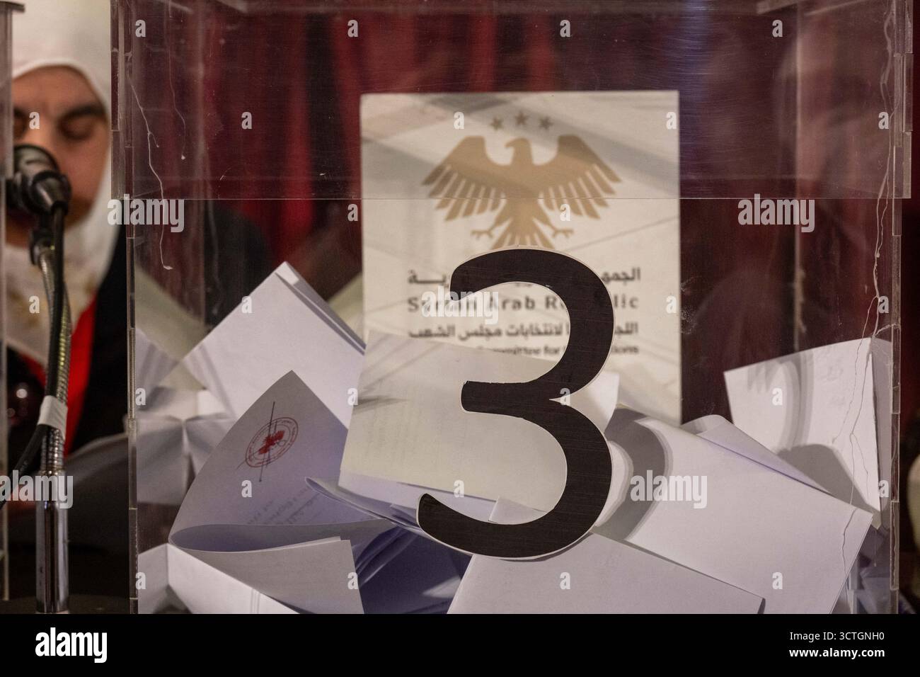 Damasco, Siria. 5 ottobre 2025. Il 5 ottobre 2025, il seggio elettorale di Damasco presso la Biblioteca Nazionale per le prime elezioni post-Assad per designare un parlamento ad interim, a Damasco, in Siria. Foto di Ammar Abd Rabbo/ABACAPRESS.COM credito: Abaca Press/Alamy Live News Foto Stock