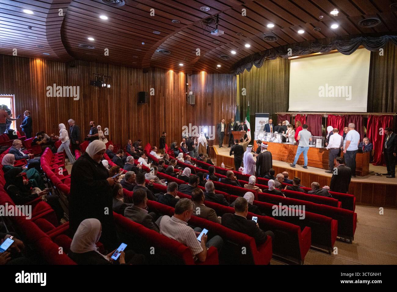 Damasco, Siria. 5 ottobre 2025. Il 5 ottobre 2025, il seggio elettorale di Damasco presso la Biblioteca Nazionale per le prime elezioni post-Assad per designare un parlamento ad interim, a Damasco, in Siria. Foto di Ammar Abd Rabbo/ABACAPRESS.COM credito: Abaca Press/Alamy Live News Foto Stock