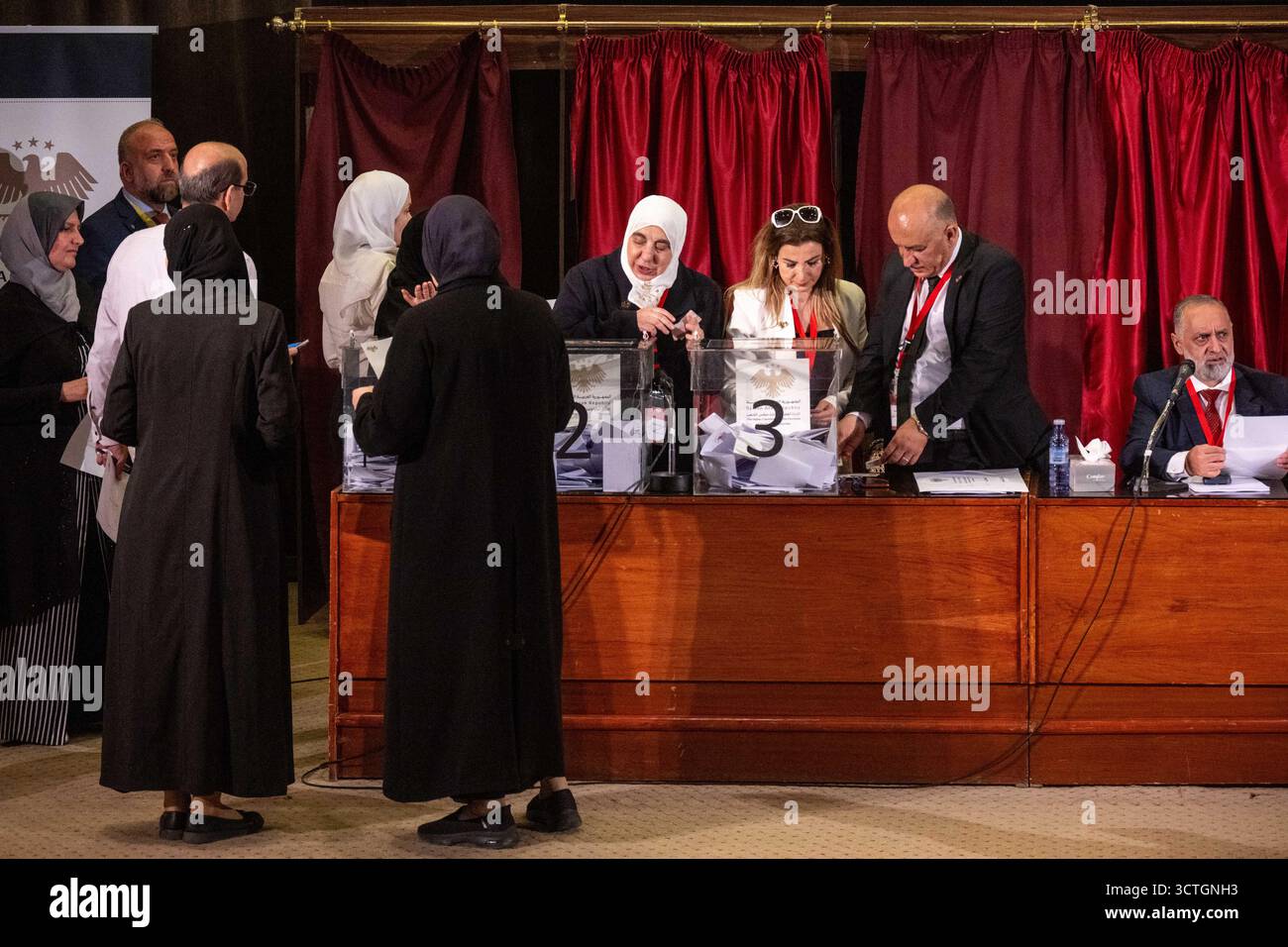 Damasco, Siria. 5 ottobre 2025. Il 5 ottobre 2025, il seggio elettorale di Damasco presso la Biblioteca Nazionale per le prime elezioni post-Assad per designare un parlamento ad interim, a Damasco, in Siria. Foto di Ammar Abd Rabbo/ABACAPRESS.COM credito: Abaca Press/Alamy Live News Foto Stock