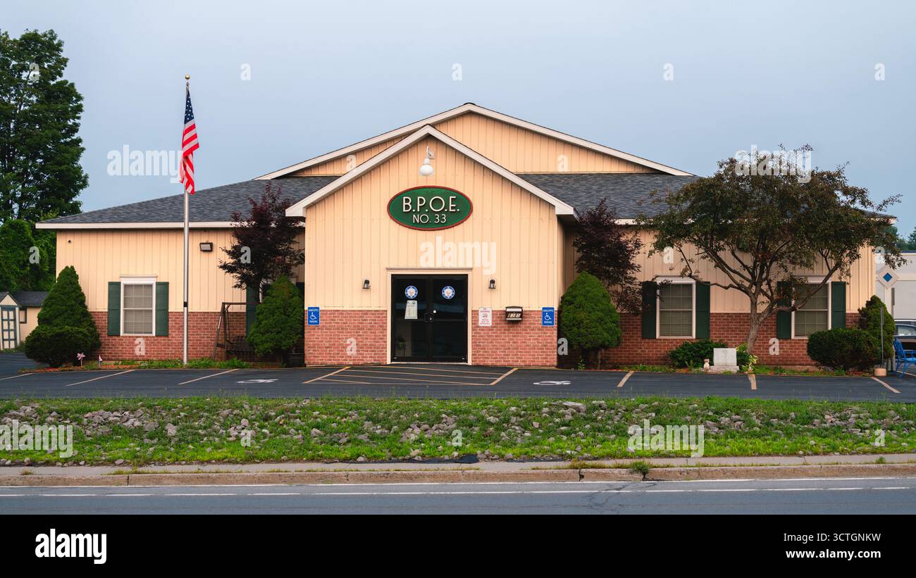 Utica, NY - 5 agosto 2025: B.P.O.E. (ordine benevolo e protettivo degli alci), un'organizzazione fraterna fondata nel 1868, sostiene veterani, bambini ecc.. Foto Stock