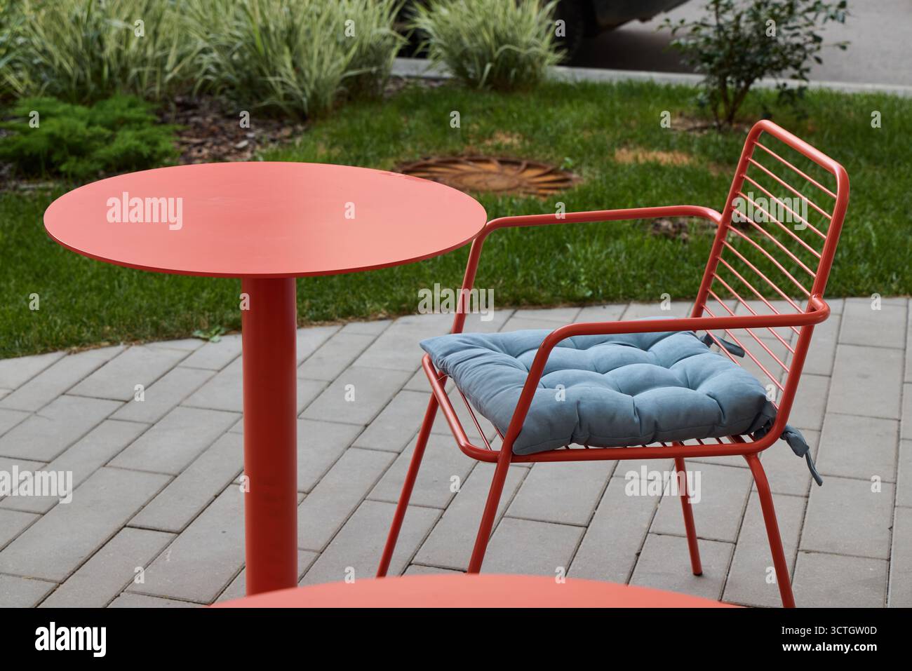 Scopri i moderni mobili per esterni in un colore corallino luminoso e vivace per il tuo spazio Foto Stock