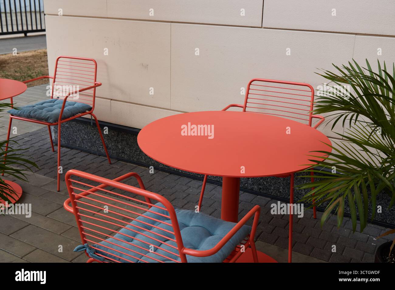 Scopri i moderni mobili per esterni con vivaci colori corallini per i tuoi spazi eleganti Foto Stock