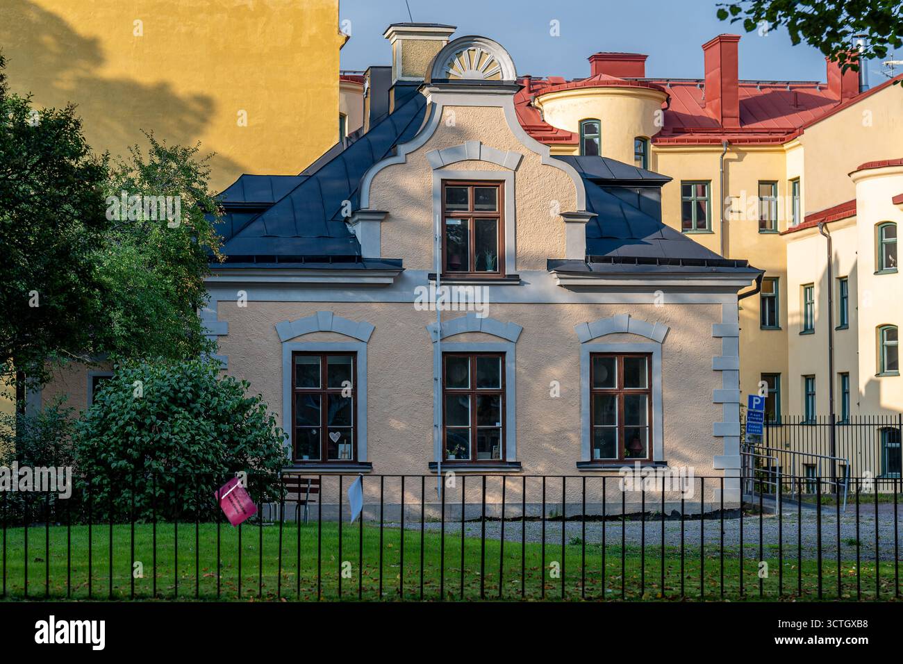 L'annesso alla casa Fröbel in autunno lungo il lungomare meridionale. Norrköping è una storica città industriale della Svezia. Foto Stock