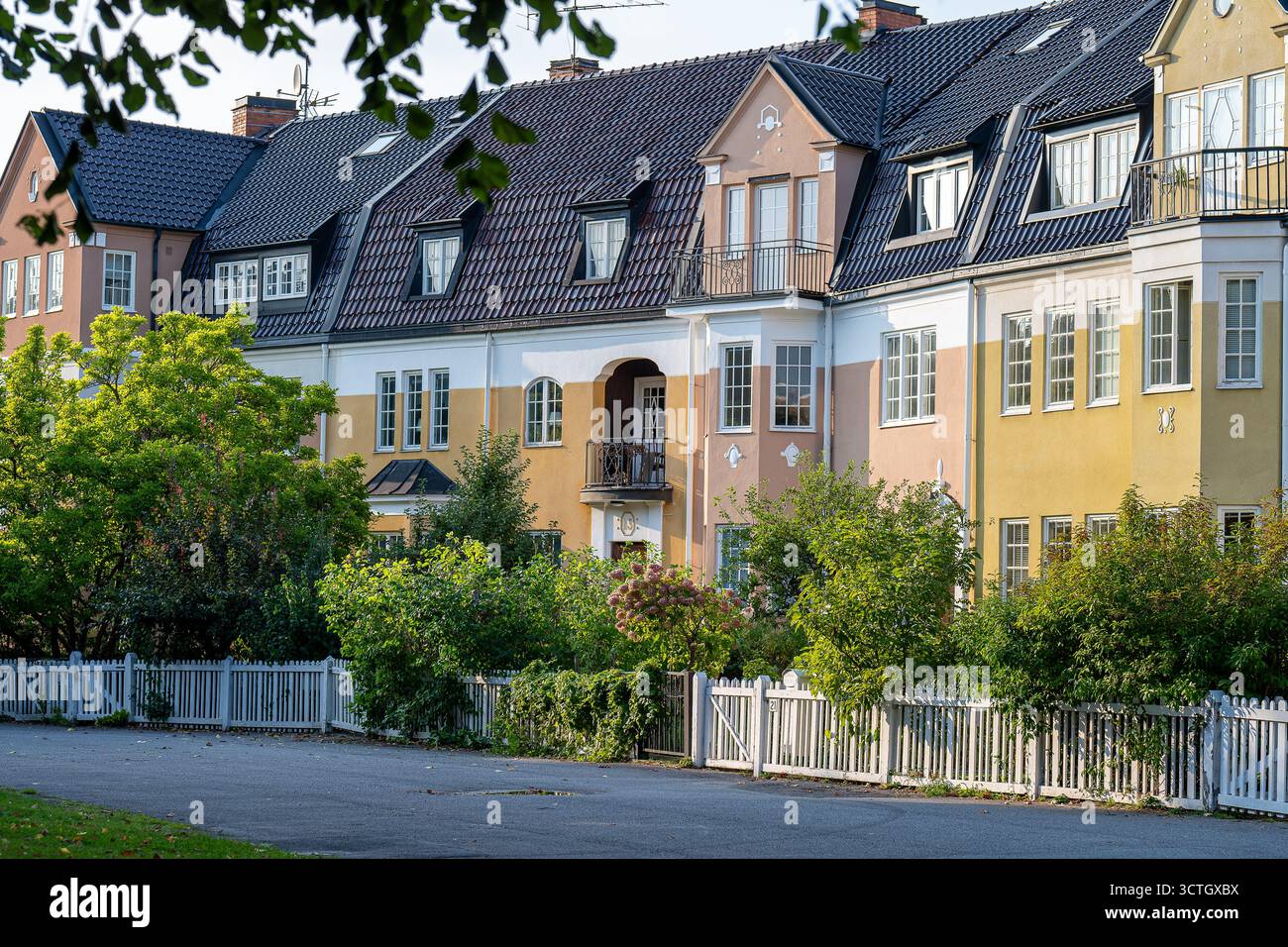 Case a schiera in stile inglese in autunno lungo la passeggiata meridionale. Norrköping è una storica città industriale della Svezia. Foto Stock