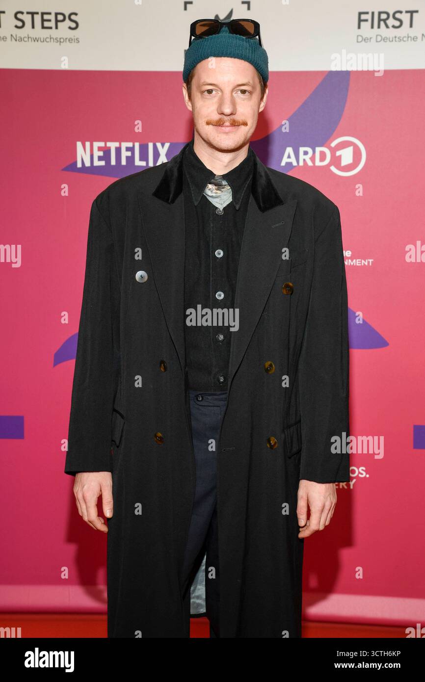 abb Merlin Sandmeyer zu Gast auf dem roten Teppich bei der 26.Verleihung des First Steps Awards 2025 im Theater des Westens a Berlino AM 06.10.2025 Berlin Deutschland *** abb Merlin Sandmeyer sul tappeto rosso alla cerimonia dei 26th First Steps Awards 2025 al Theater des Westens di Berlino il 06 10 2025 Berlino Germania Foto Stock