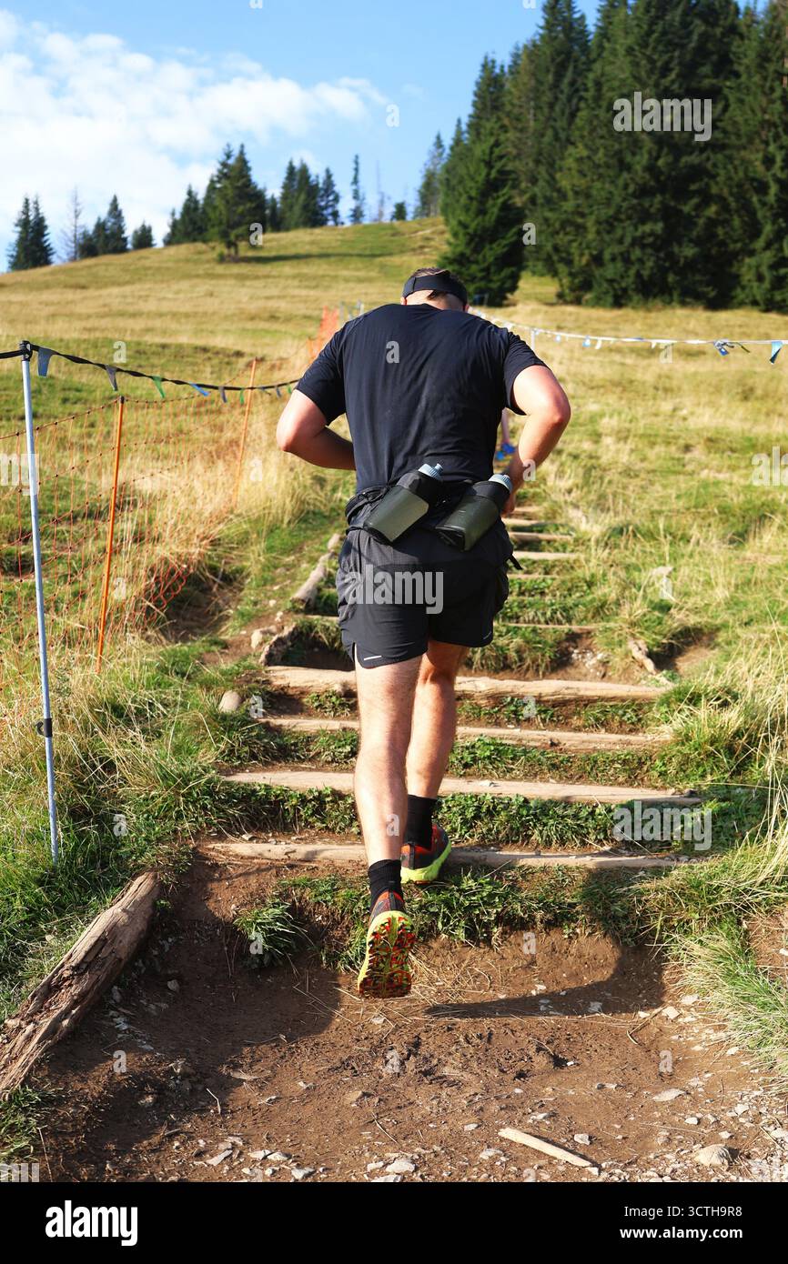 Scalinata per runner su un sentiero di montagna Foto Stock