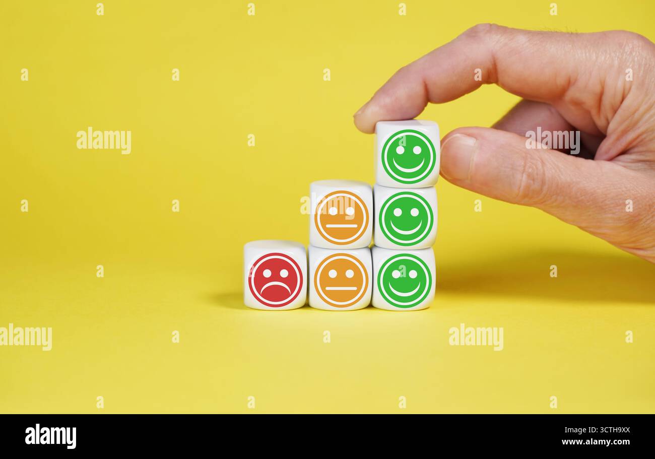 Feedback sull'esperienza del cliente di qualità aziendale, valutazione e concetto di sondaggio con cubi bianchi disposti in sequenza verso l'alto con emoticon di feedback del cliente Foto Stock