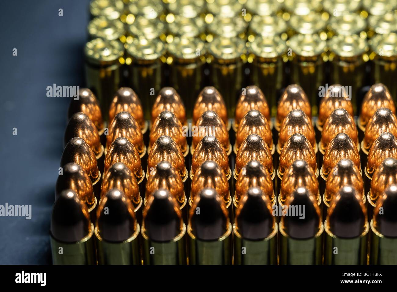 Germania. 1 ottobre 2025. Le cartucce in calibro Luger da 9 mm con proiettili completamente in metallo si trovano in un armadietto di un tiratore sportivo. Il calibro Luger da 9 mm (anche 9 x 19 o Parabellum) è una delle munizioni a pistola più comunemente usate e richiede un permesso in Germania. Crediti: Silas Stein/dpa/Alamy Live News Foto Stock