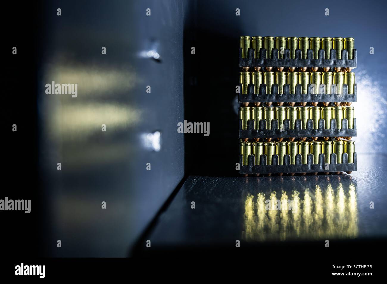 Germania. 1 ottobre 2025. Le cartucce in calibro Luger da 9 mm con proiettili completamente in metallo si trovano in un armadietto di un tiratore sportivo. Il calibro Luger da 9 mm (anche 9 x 19 o Parabellum) è una delle munizioni a pistola più comunemente usate e richiede un permesso in Germania. Crediti: Silas Stein/dpa/Alamy Live News Foto Stock