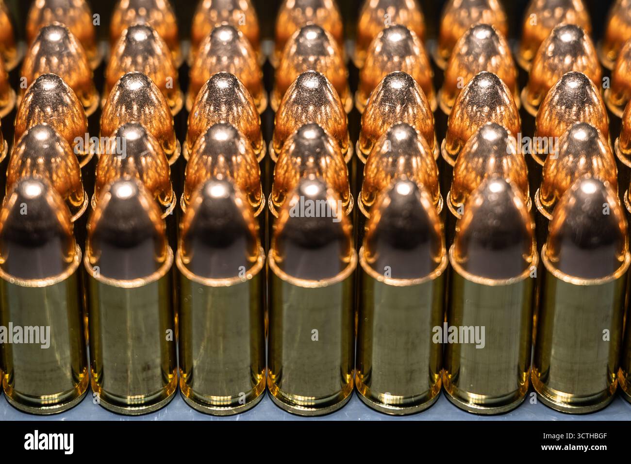 Germania. 1 ottobre 2025. Le cartucce in calibro Luger da 9 mm con proiettili completamente in metallo si trovano in un armadietto di un tiratore sportivo. Il calibro Luger da 9 mm (anche 9 x 19 o Parabellum) è una delle munizioni a pistola più comunemente usate e richiede un permesso in Germania. Crediti: Silas Stein/dpa/Alamy Live News Foto Stock