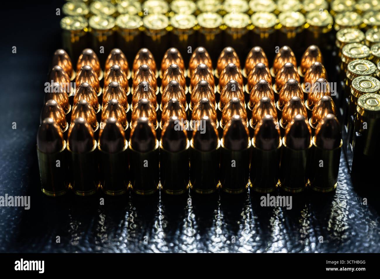 Germania. 1 ottobre 2025. Le cartucce in calibro Luger da 9 mm con proiettili completamente in metallo si trovano in un armadietto di un tiratore sportivo. Il calibro Luger da 9 mm (anche 9 x 19 o Parabellum) è una delle munizioni a pistola più comunemente usate e richiede un permesso in Germania. Crediti: Silas Stein/dpa/Alamy Live News Foto Stock