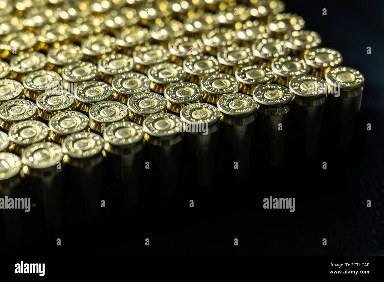 Germania. 1 ottobre 2025. Le cartucce in calibro Luger da 9 mm con proiettili completamente in metallo si trovano in un armadietto di un tiratore sportivo. Il calibro Luger da 9 mm (anche 9 x 19 o Parabellum) è una delle munizioni a pistola più comunemente usate e richiede un permesso in Germania. Crediti: Silas Stein/dpa/Alamy Live News Foto Stock