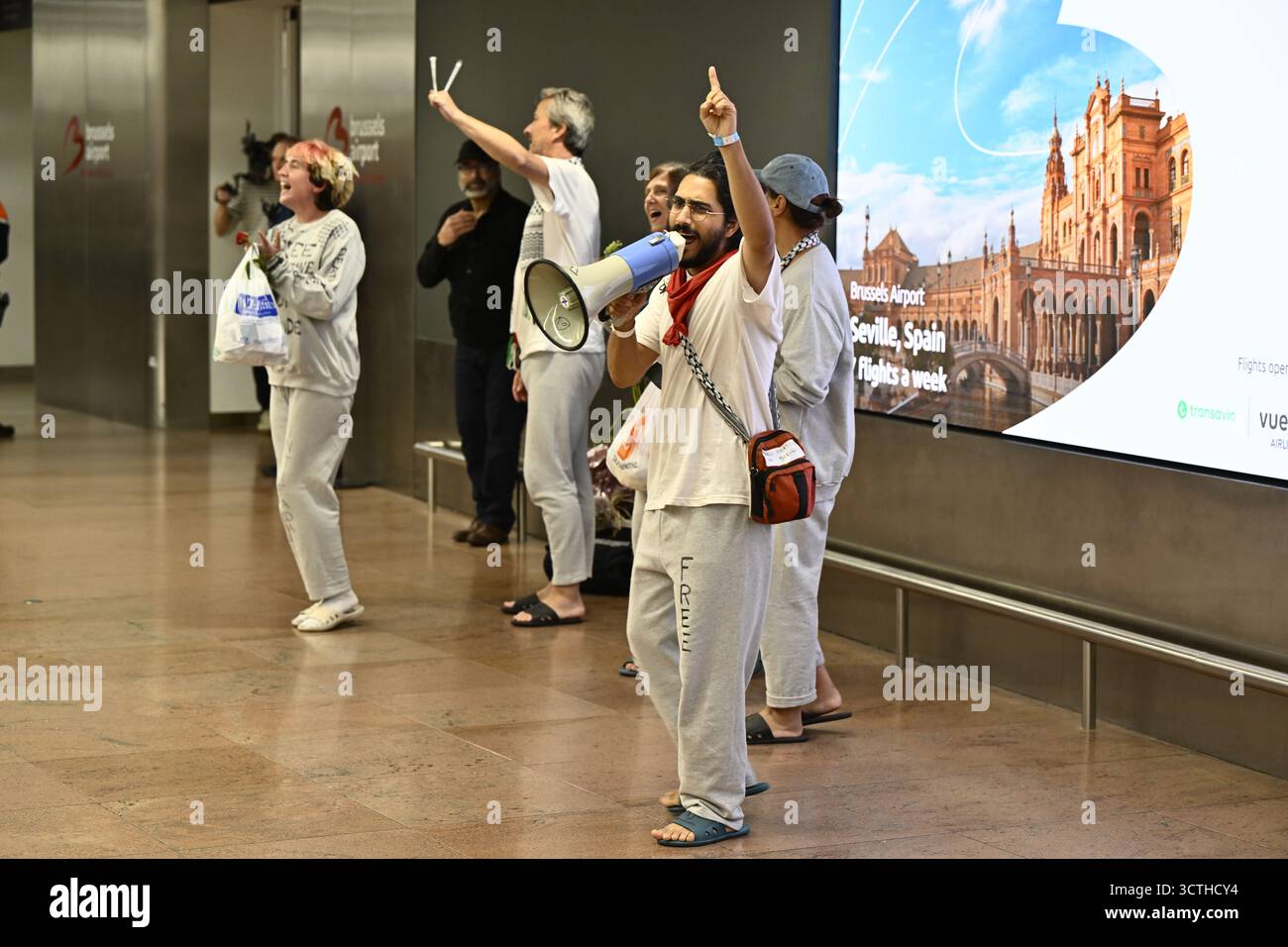 Zaventem, Belgio. 7 ottobre 2025. I belgi che facevano parte della flottiglia globale Sumud a Gaza arrivano all'aeroporto di Bruxelles a Zaventem martedì 7 ottobre 2025. Furono arrestati da Israele in mare e rimandati in Belgio via Grecia. BELGA PHOTO ERIC LALMAND credito: Belga News Agency/Alamy Live News Foto Stock