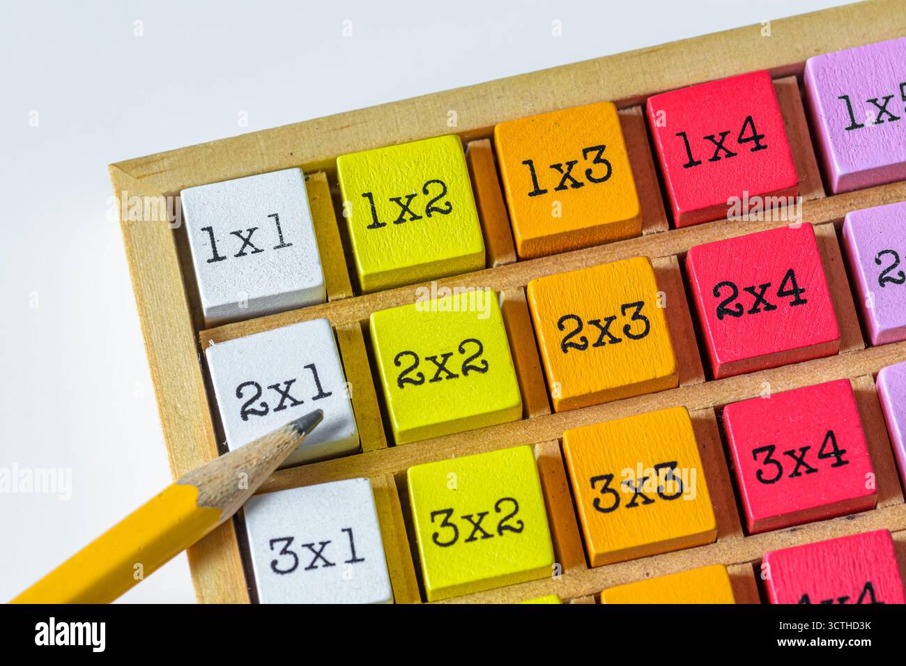 tavolino di moltiplicazione in legno colorato con matita, giocattolo didattico per bambini Foto Stock