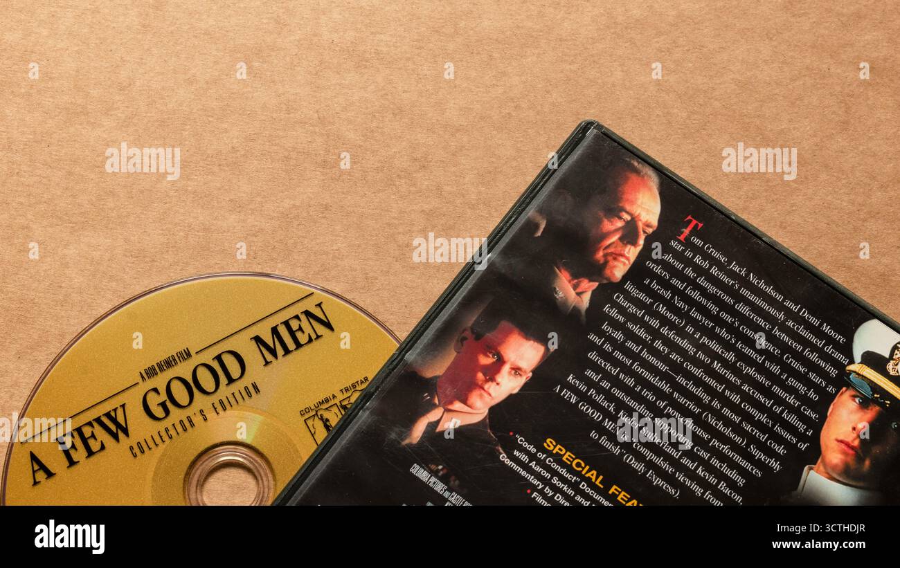 Disco DVD "a Some Good Men" con copertina con descrizione del film e attori, isolato su sfondo bianco chiaro Foto Stock