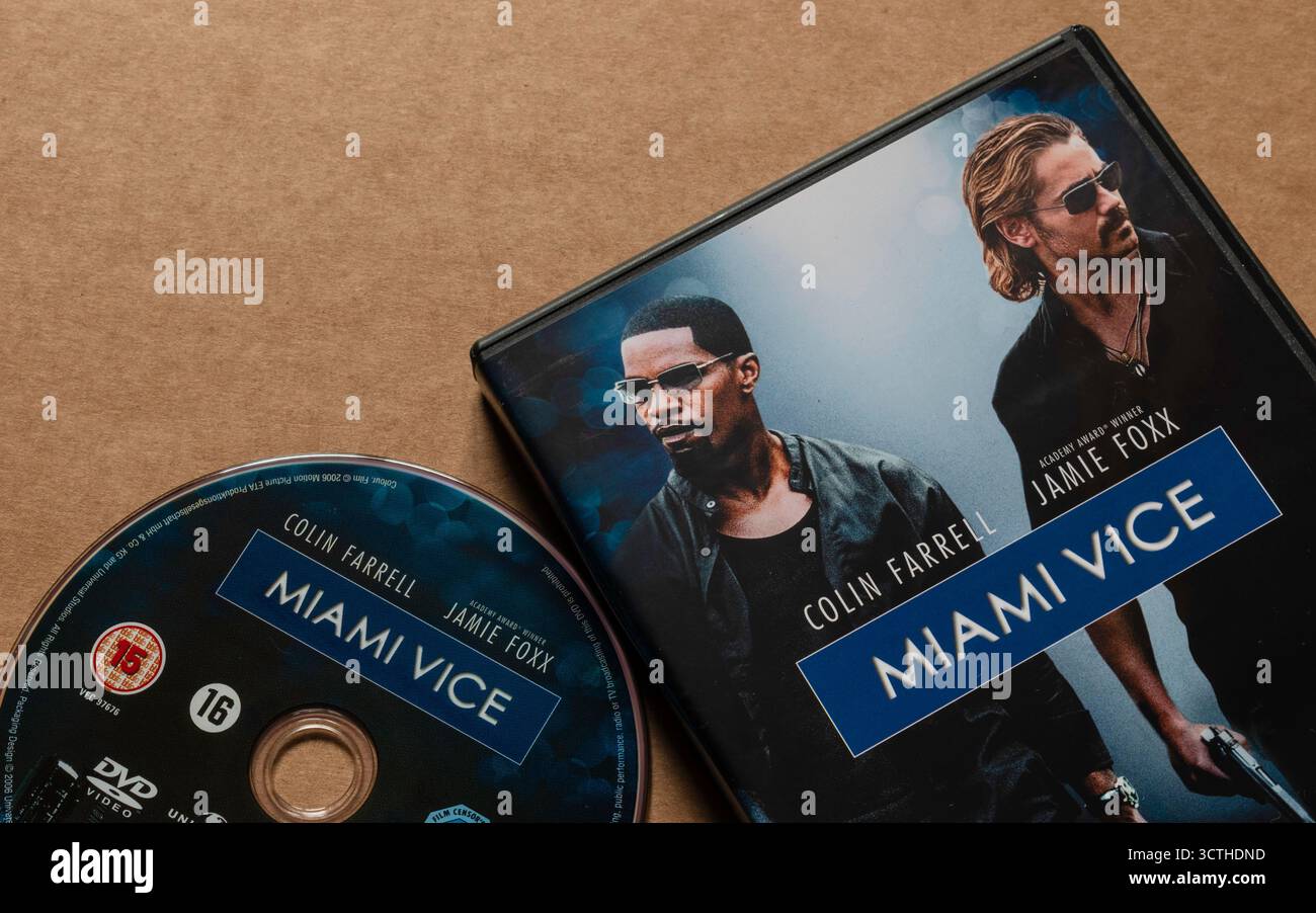 Disco DVD "Miami Vice" con copertina con attori principali, isolato su sfondo bianco chiaro Foto Stock