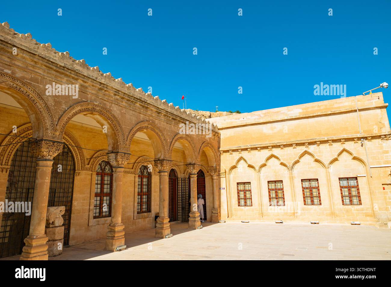 Vista sul cortile del museo Mardin di giorno. Mardin Turchia - 6.27.2025 Foto Stock
